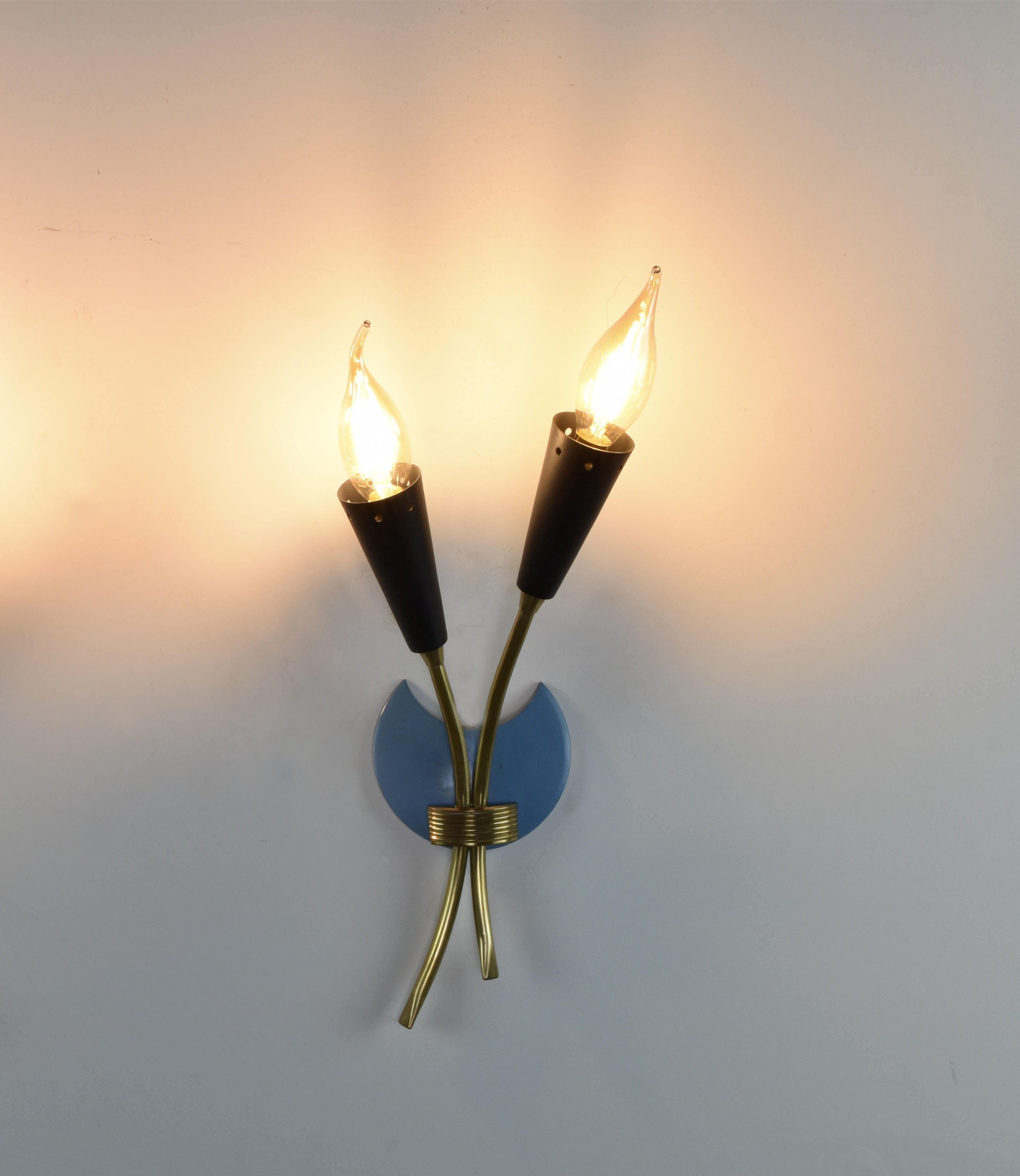 Mid-Century Modern Paire d'appliques italiennes en laiton bleu, années 1950 en vente