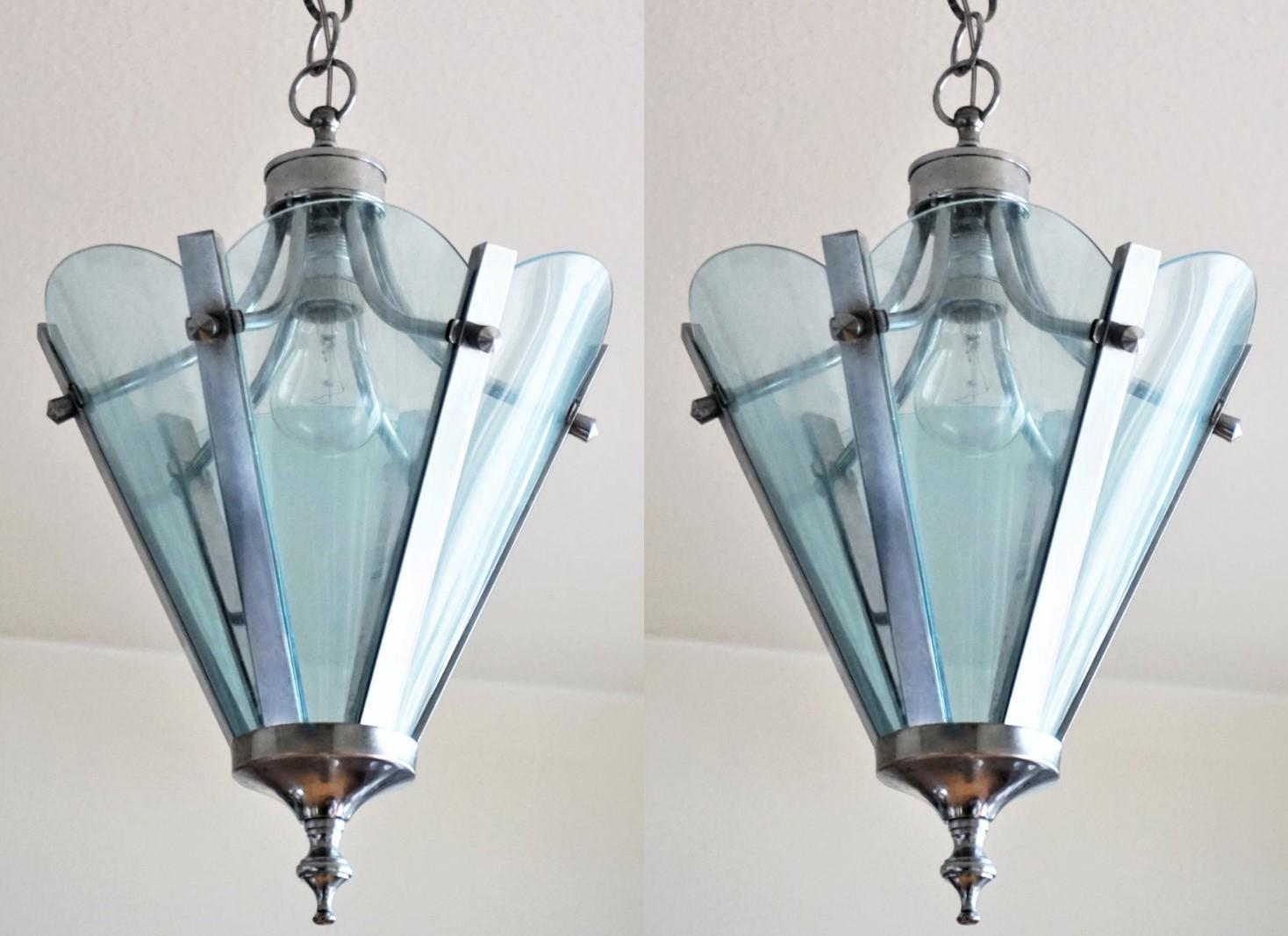 Pareja de faroles modernos de mediados de siglo, Italia, hacia 1960-1969. Estructura hexagonal de metal cromado con seis paneles de lucita transparente azul celeste. Cada farol con una toma E27 de latón y cerámica, recableada. 
En buen estado