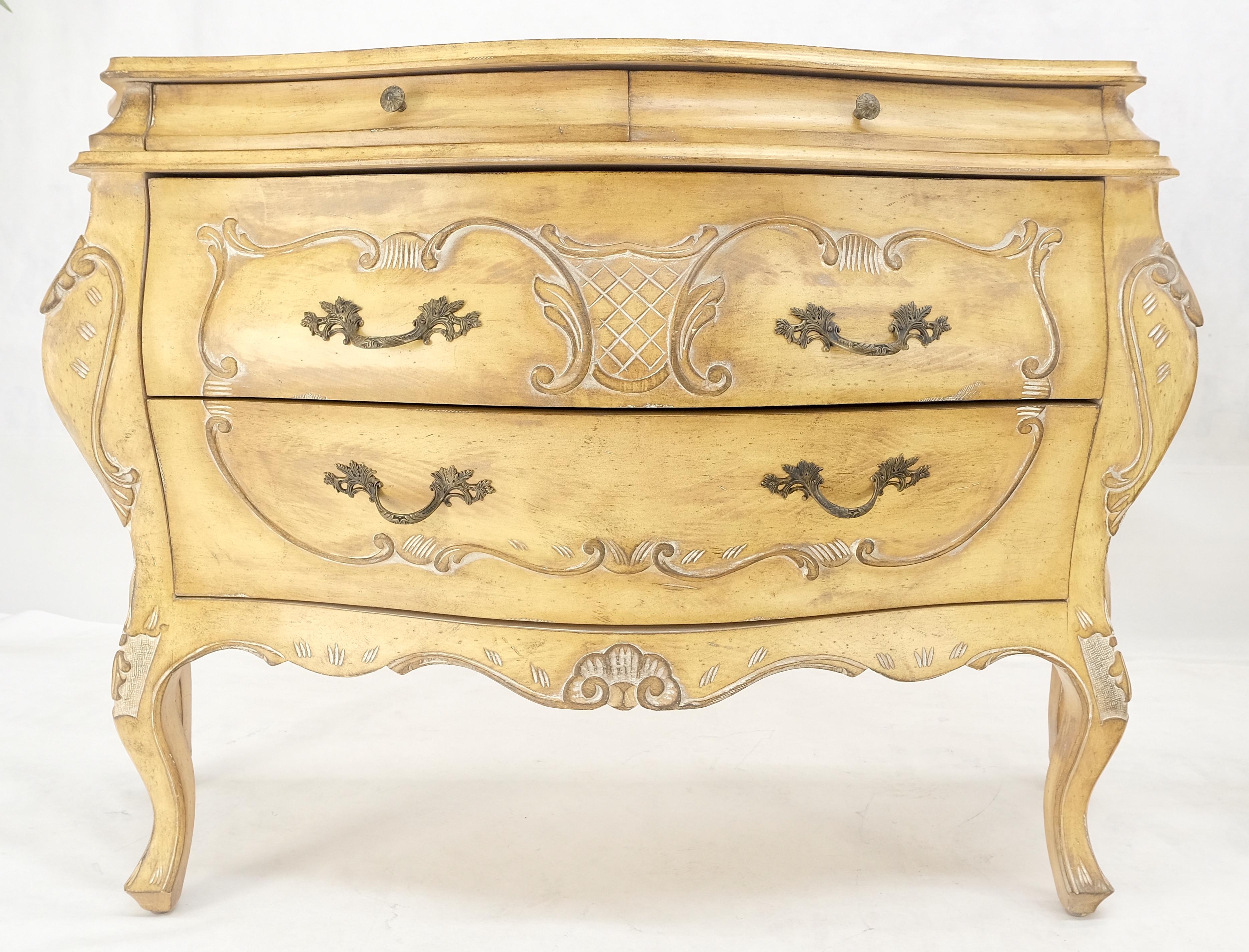 Coppia di comò decorativi italiani a 4 cassetti Finitura osso in vendita 2
