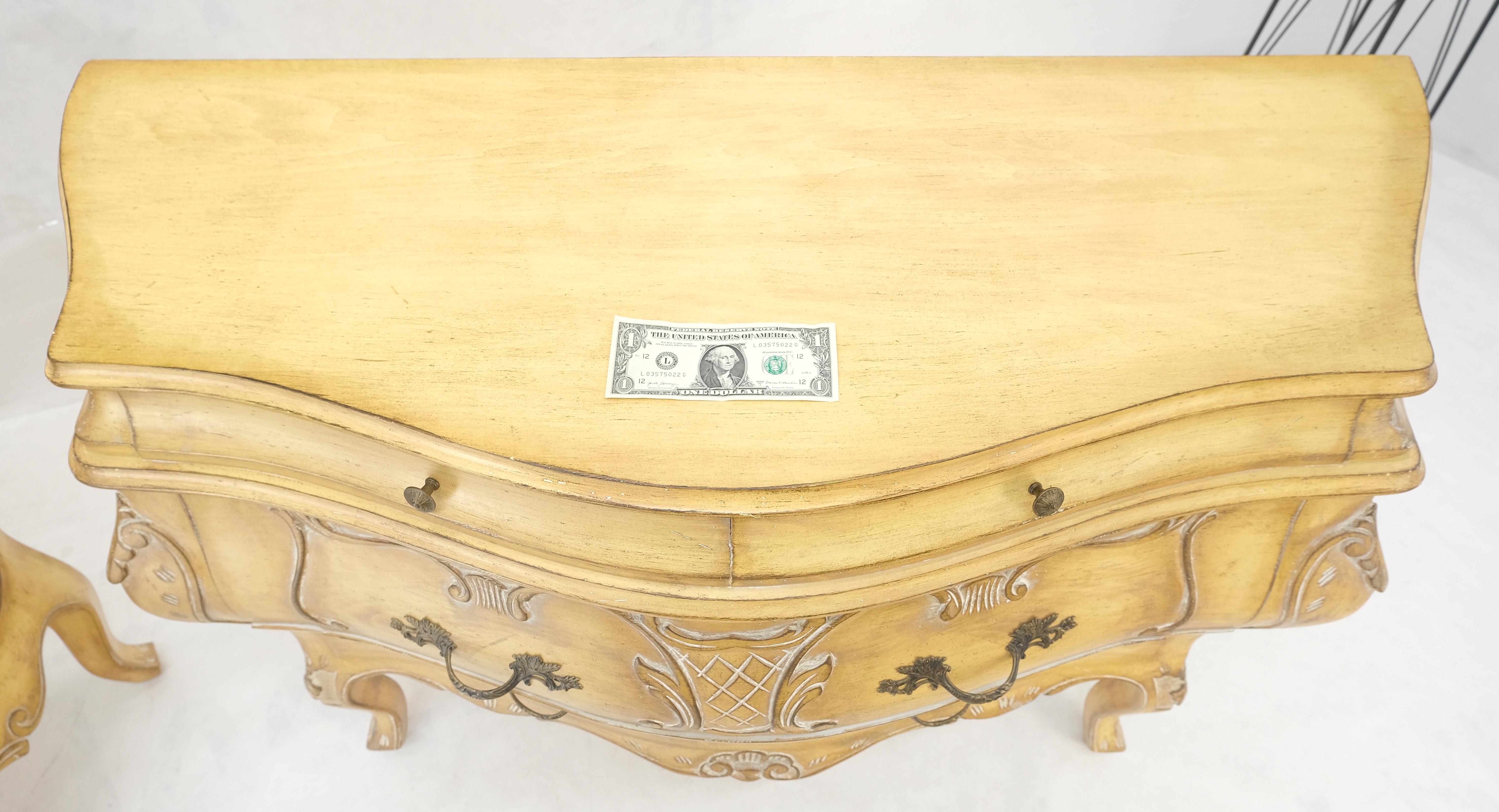 Coppia di comò decorativi italiani a 4 cassetti Finitura osso in vendita 3