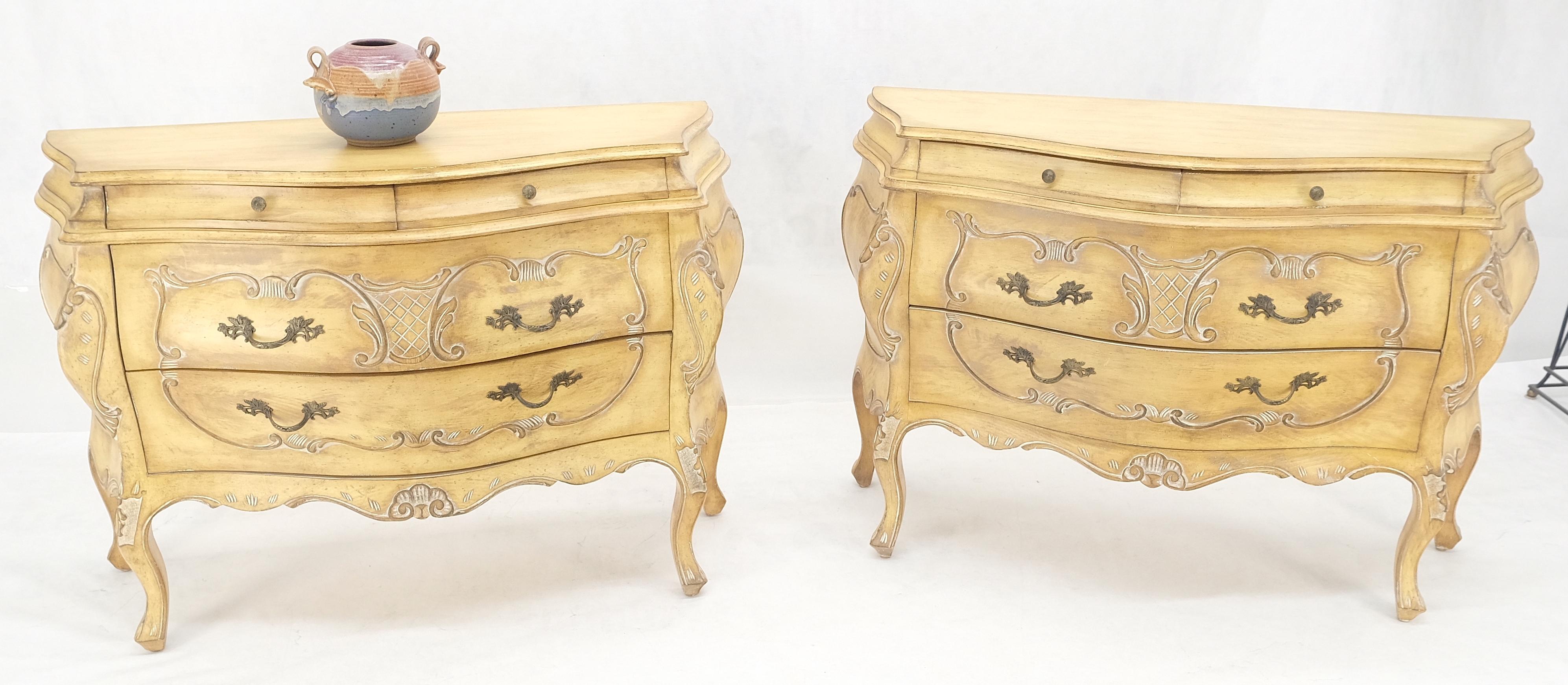 Coppia di comò decorativi italiani a 4 cassetti Finitura osso in vendita 5
