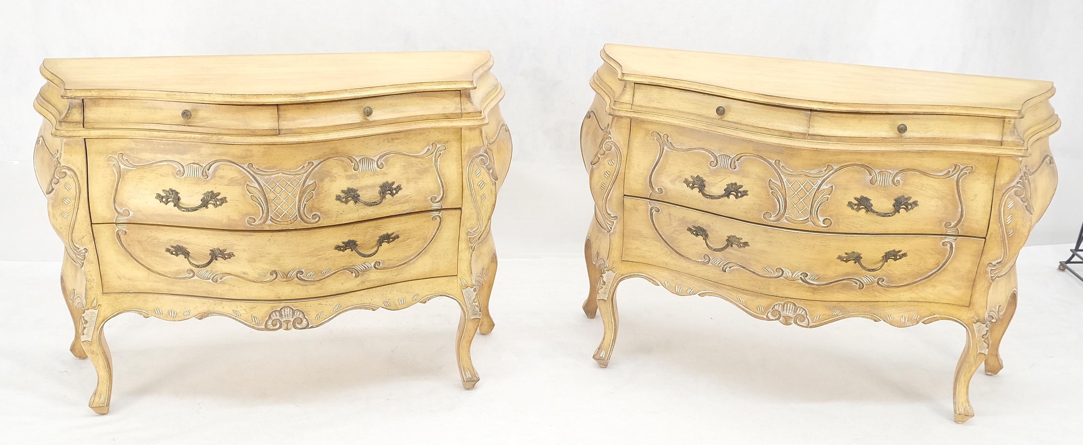 Coppia di comò decorativi italiani a 4 cassetti Finitura osso in vendita 6