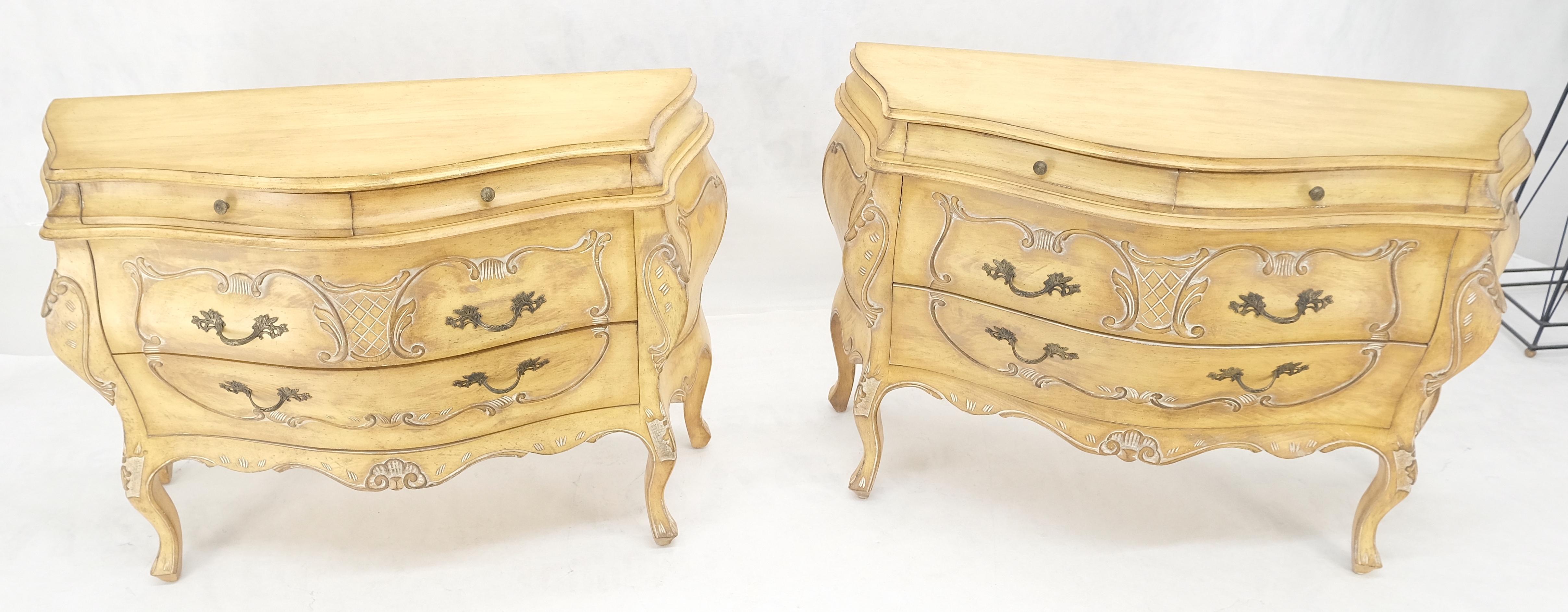 Coppia di comò decorativi italiani a 4 cassetti Finitura osso in vendita 8