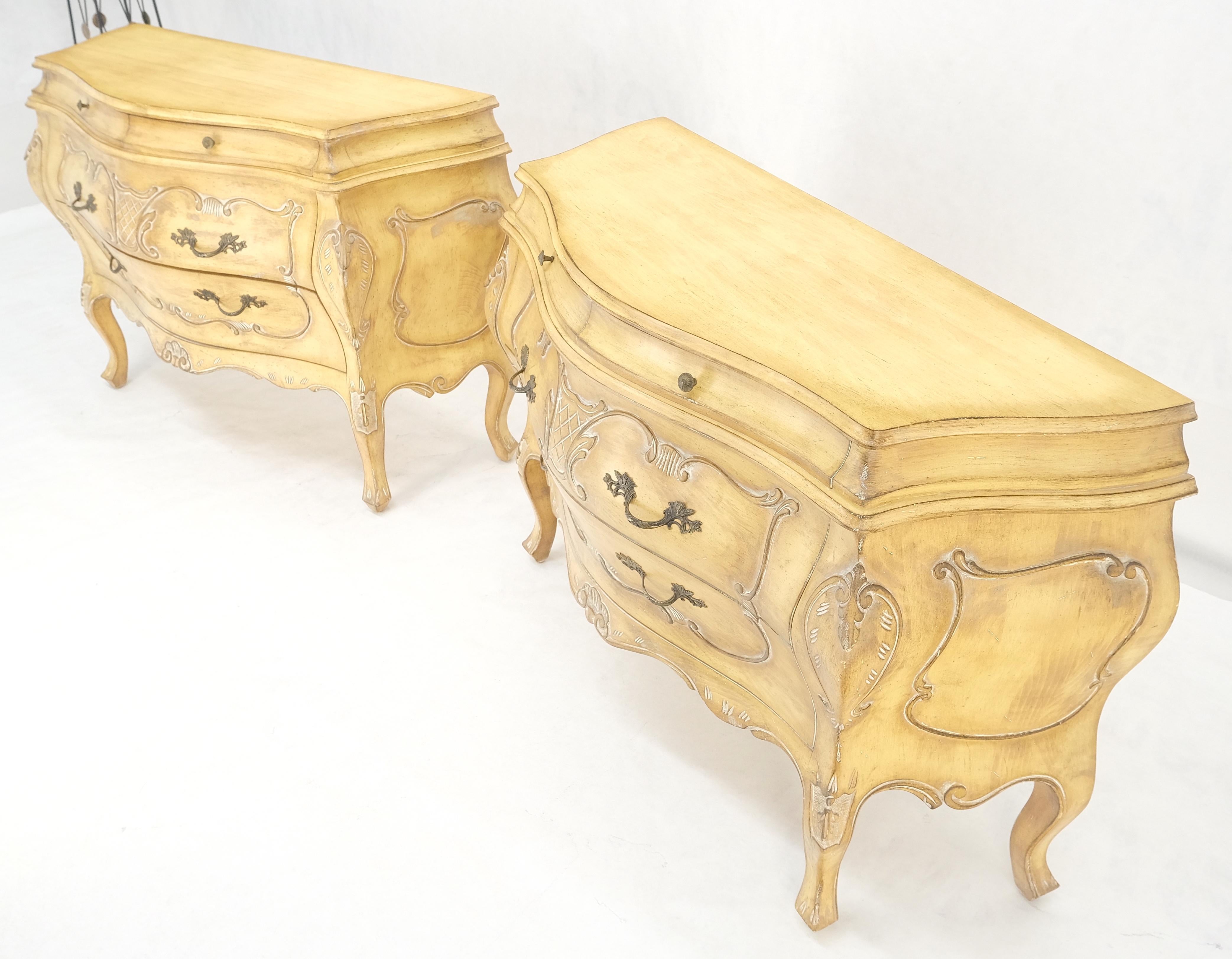 Stile provenzale Coppia di comò decorativi italiani a 4 cassetti Finitura osso in vendita