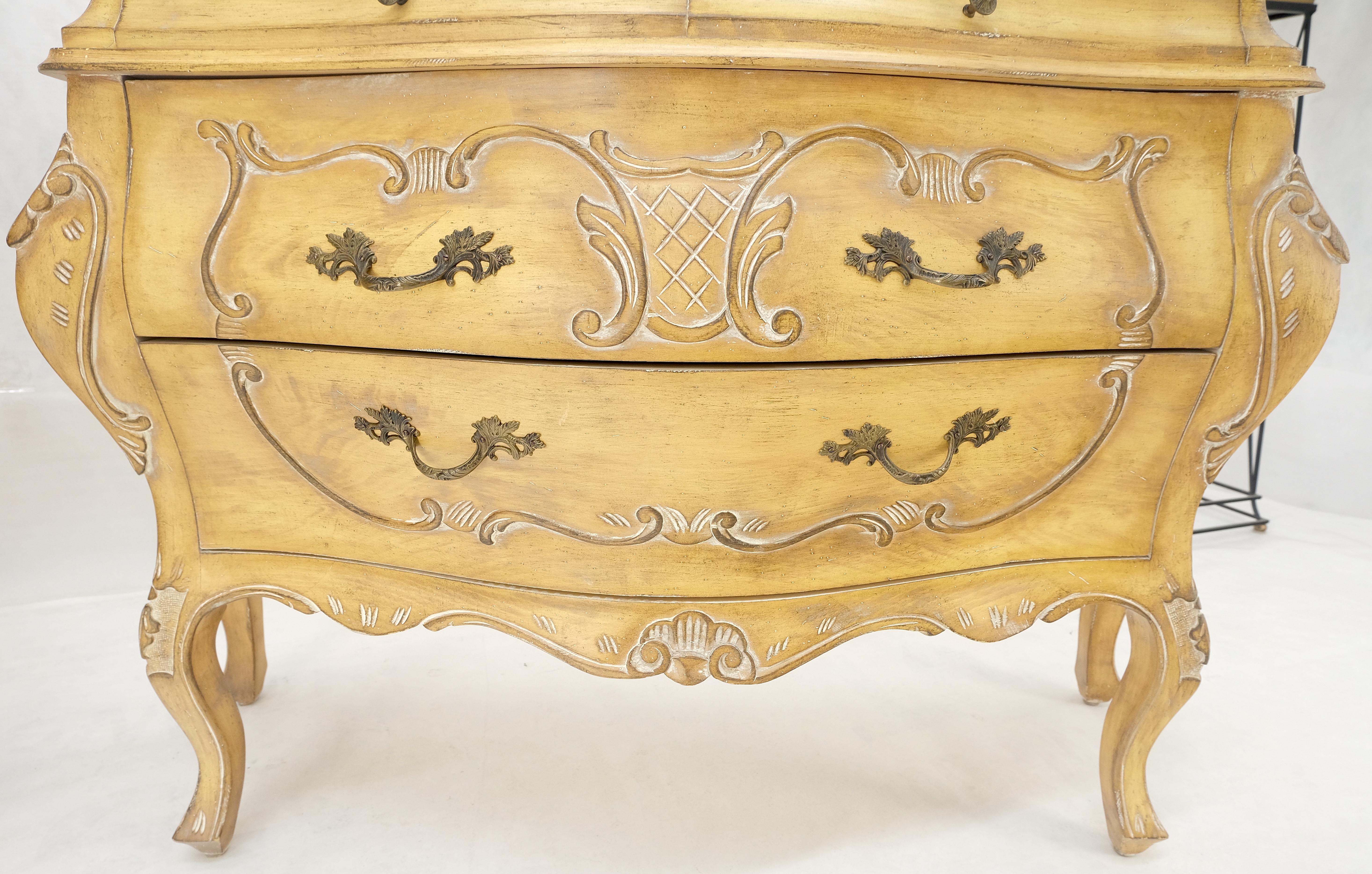 Italiano Coppia di comò decorativi italiani a 4 cassetti Finitura osso in vendita