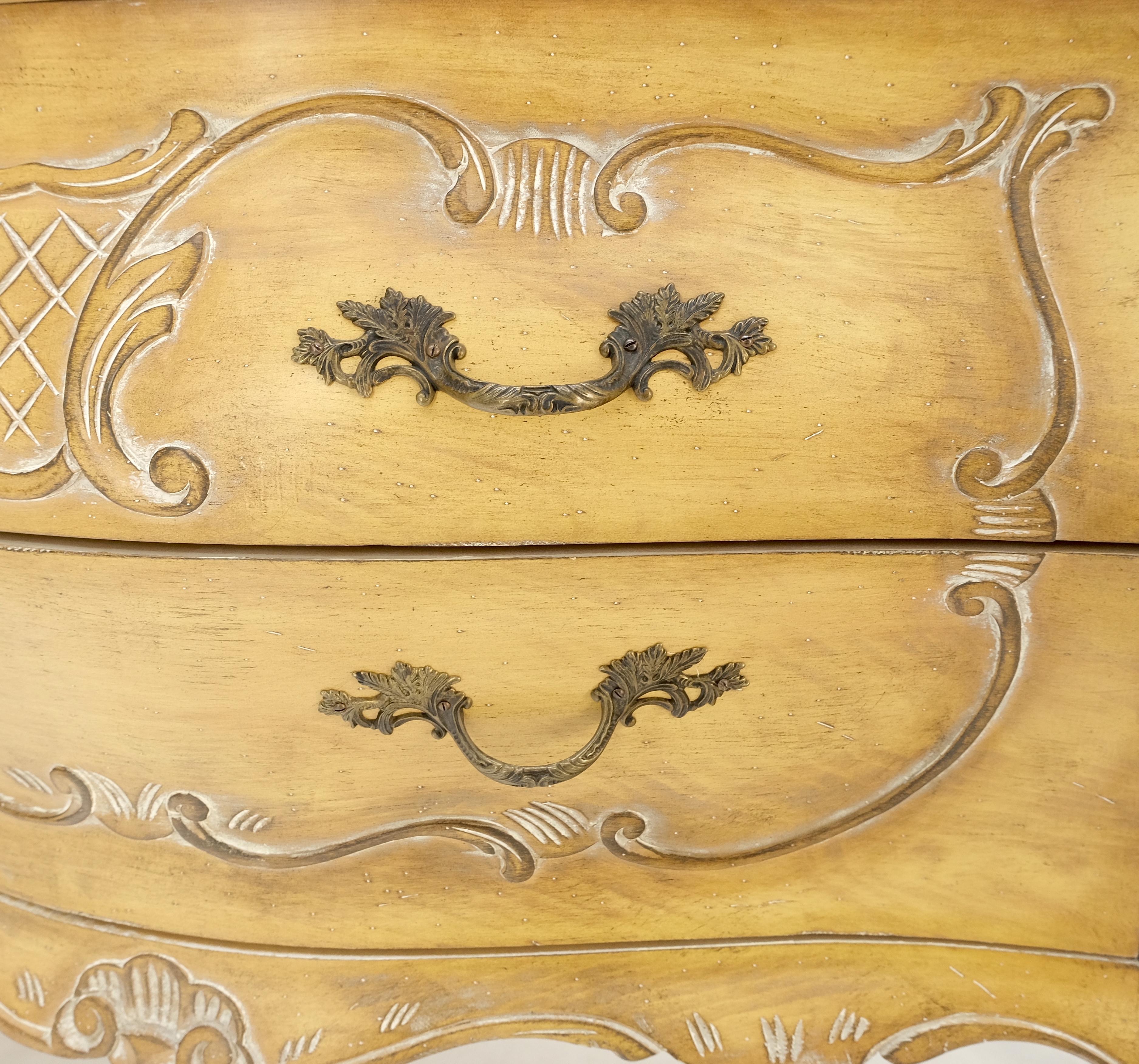 Dipinto Coppia di comò decorativi italiani a 4 cassetti Finitura osso in vendita