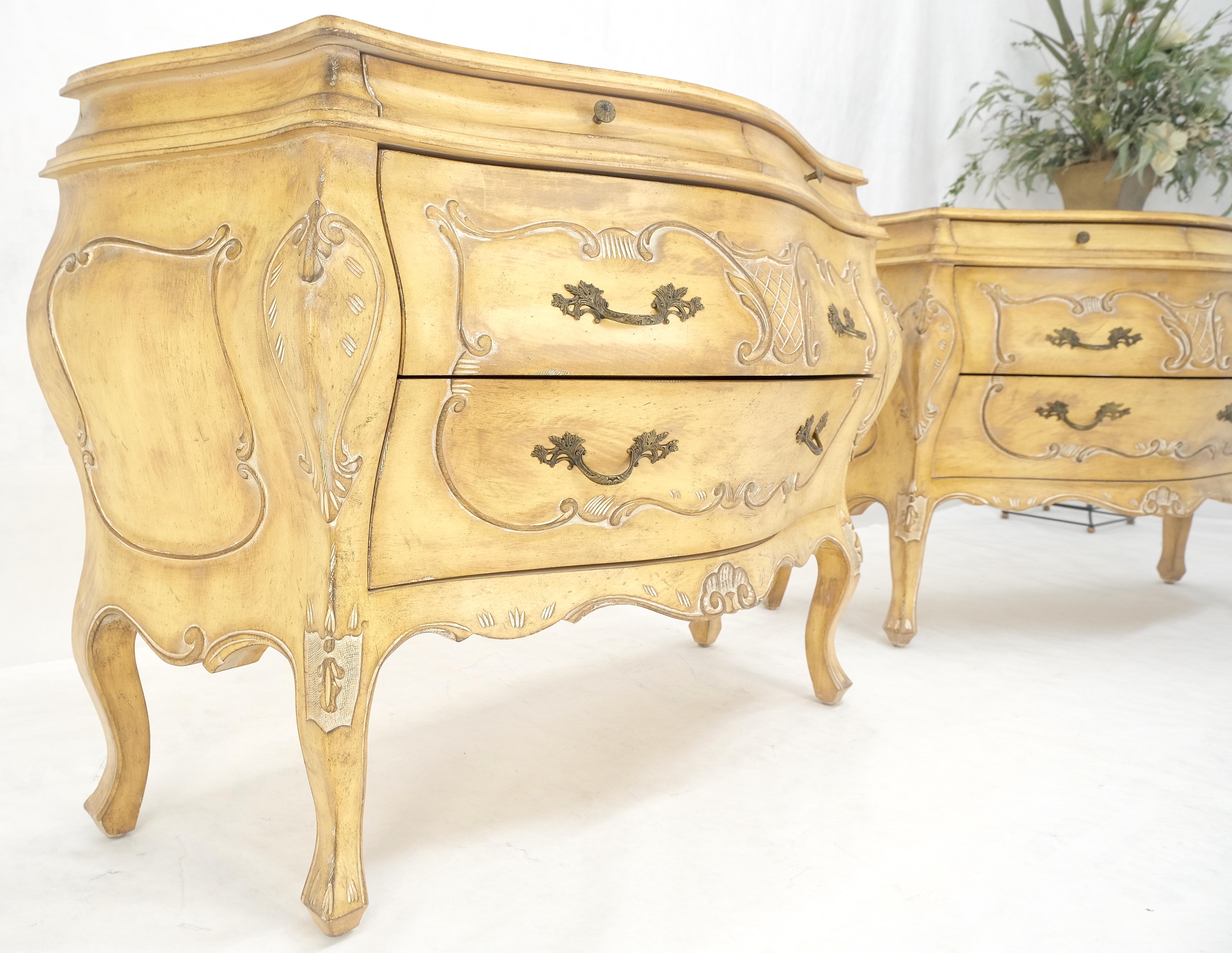 Coppia di comò decorativi italiani a 4 cassetti Finitura osso In condizioni buone in vendita a Rockaway, NJ