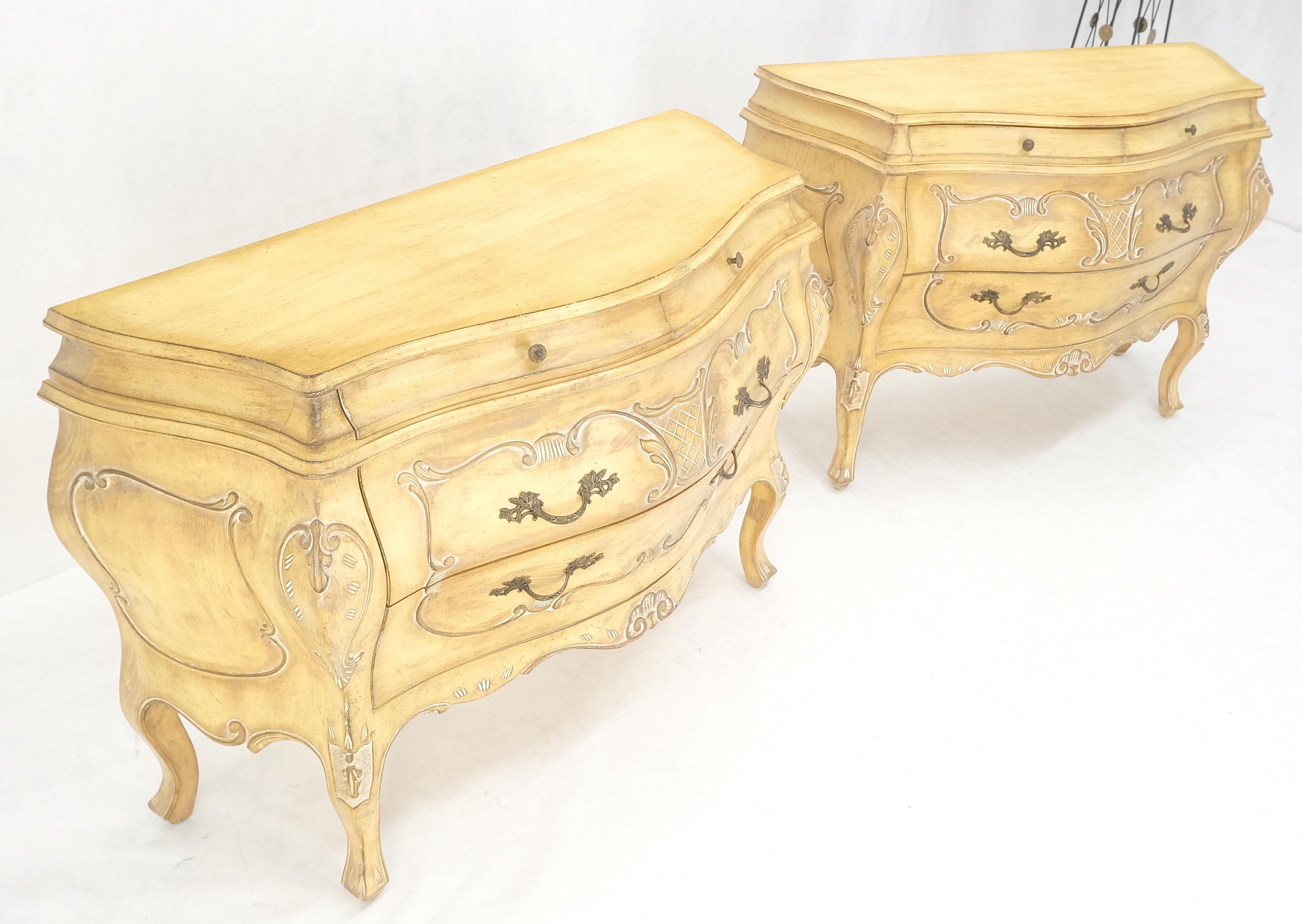 Legno massiccio Coppia di comò decorativi italiani a 4 cassetti Finitura osso in vendita
