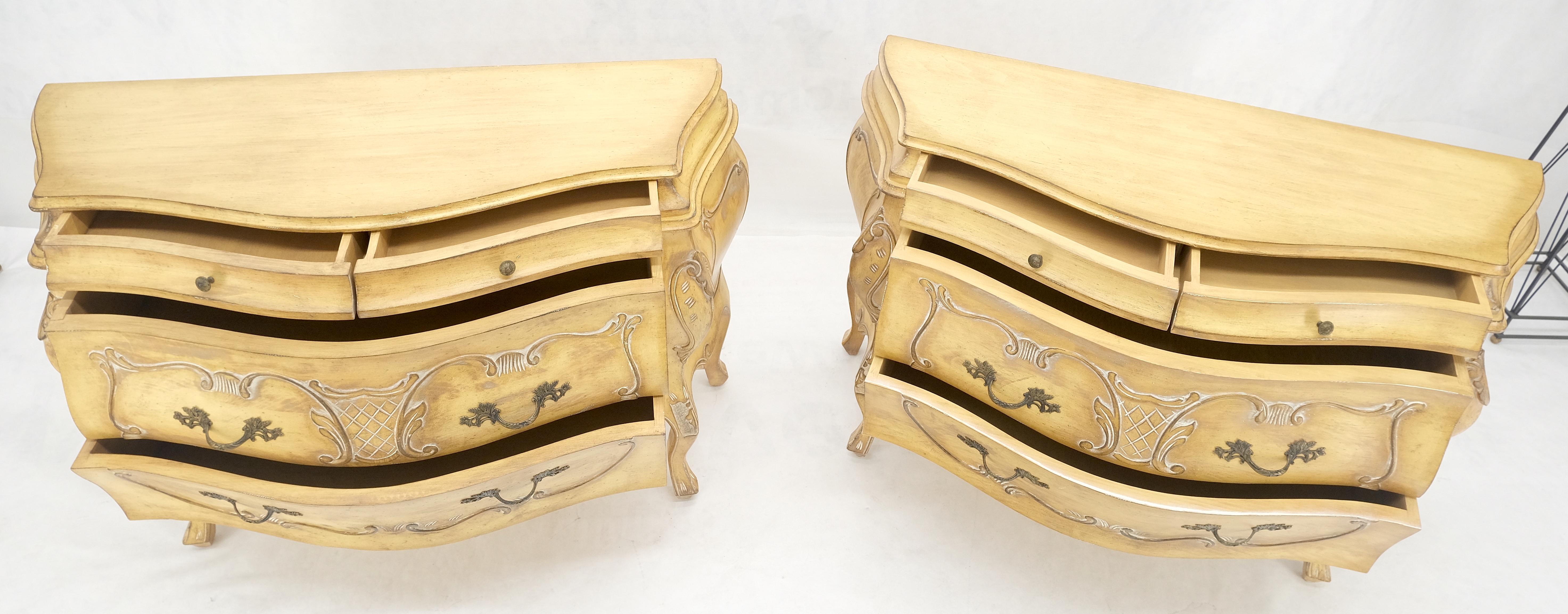 Coppia di comò decorativi italiani a 4 cassetti Finitura osso in vendita 1