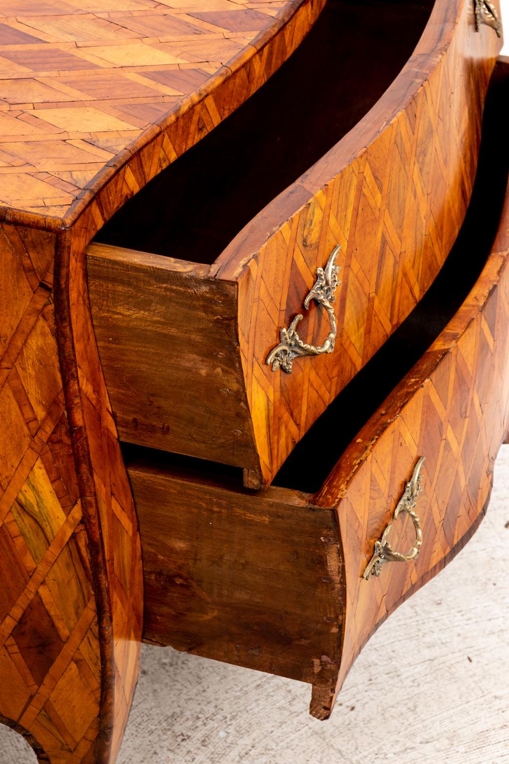 Pair of Italian Bombe Chests In Good Condition In Stamford, CT