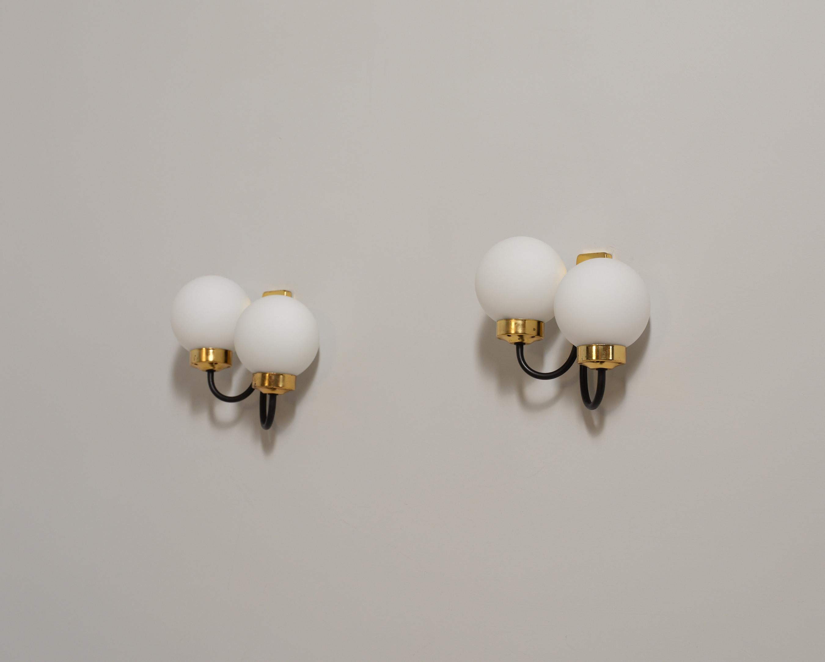 Pair of Italian Brass and Black Enamel Double-Globe Wall Sconces, 1950s (Moderne der Mitte des Jahrhunderts) im Angebot