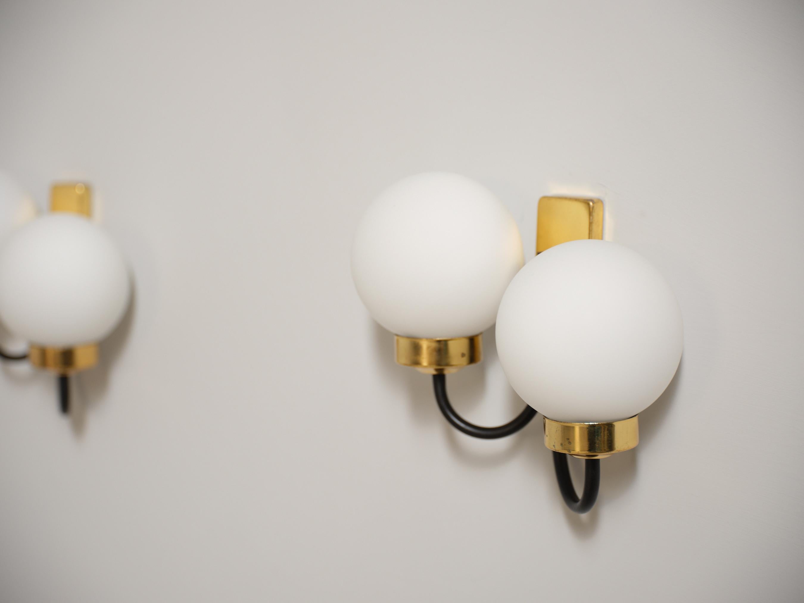 Pair of Italian Brass and Black Enamel Double-Globe Wall Sconces, 1950s im Zustand „Gut“ im Angebot in Rome, IT