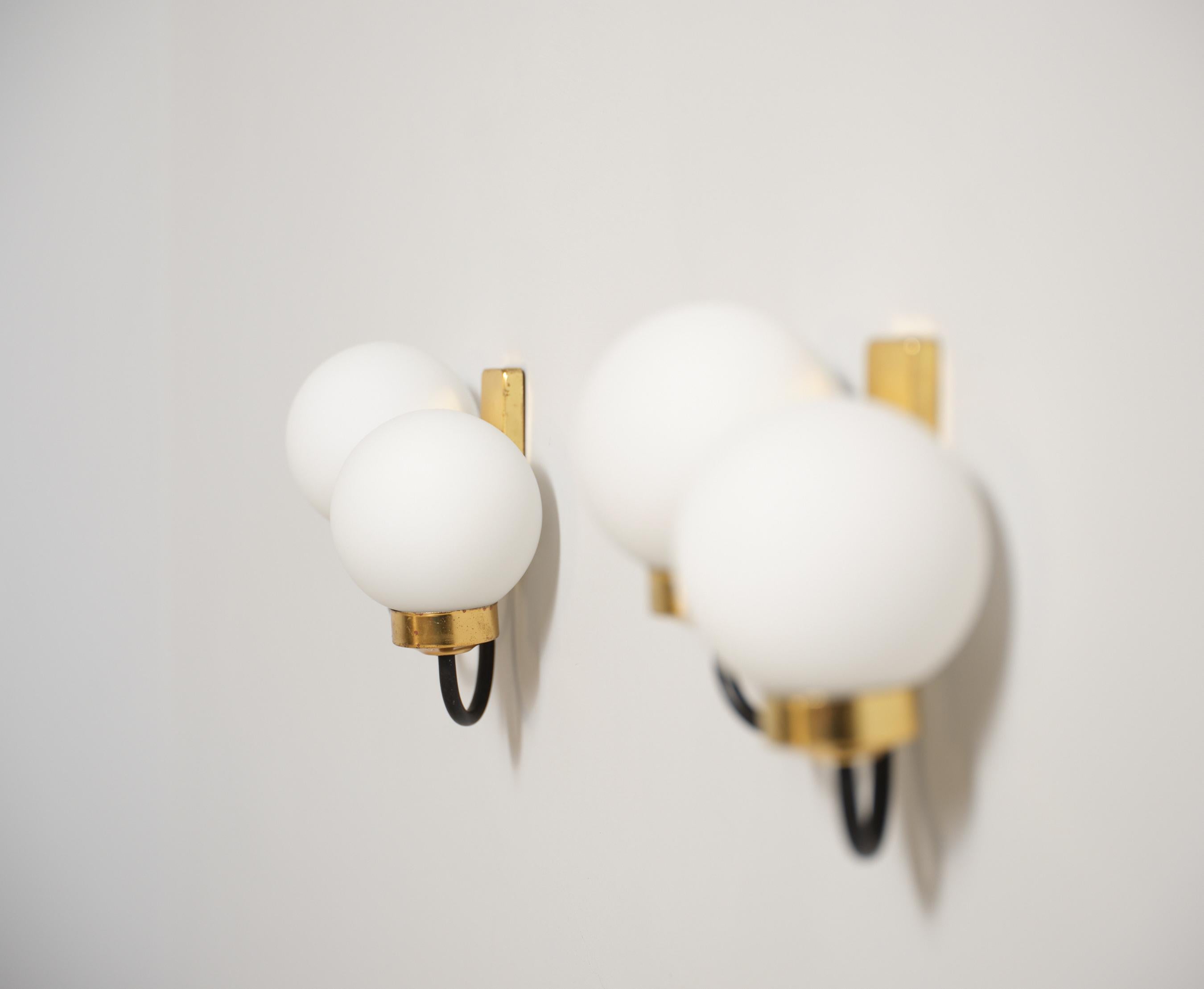 Pair of Italian Brass and Black Enamel Double-Globe Wall Sconces, 1950s (Mitte des 20. Jahrhunderts) im Angebot