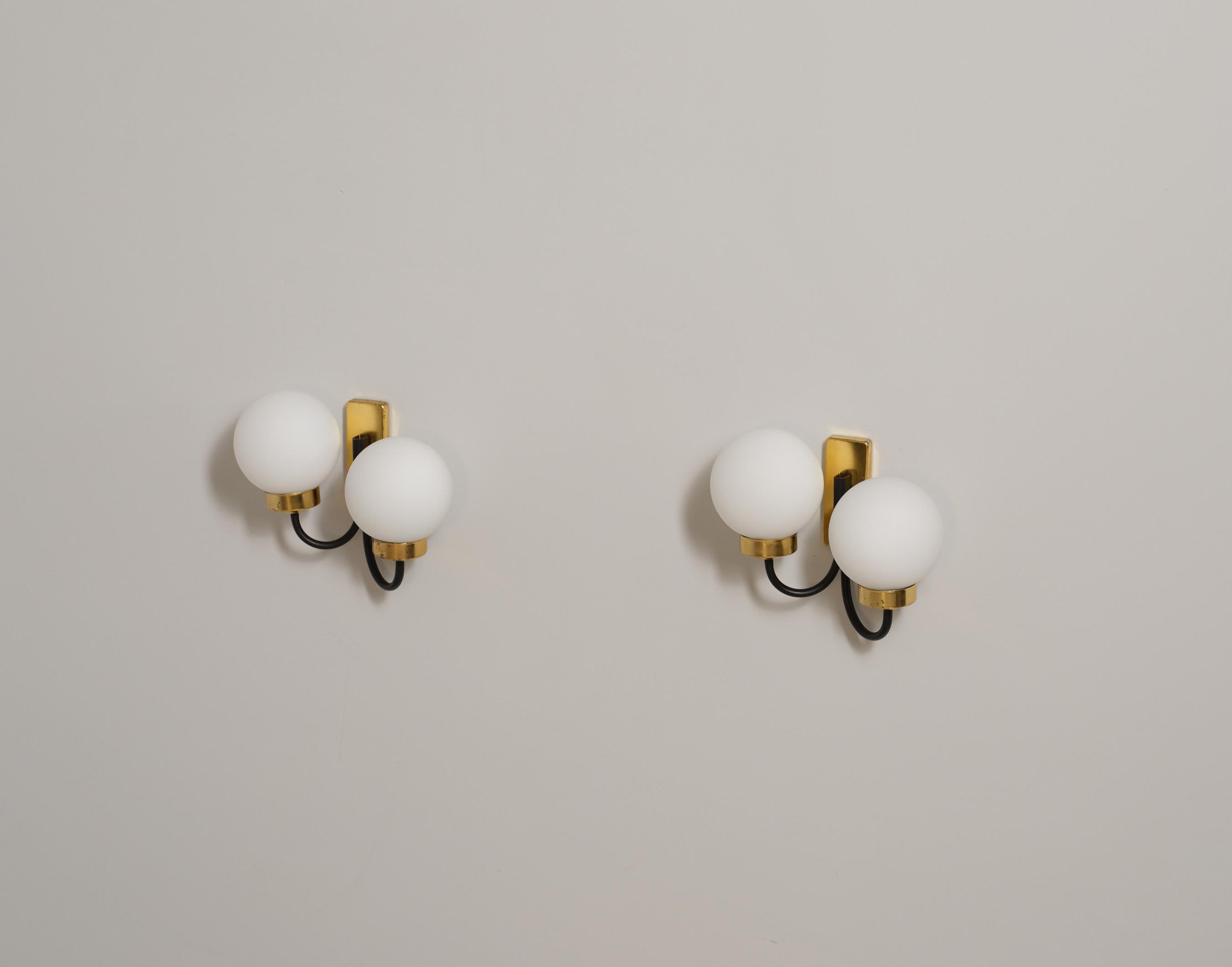 Pair of Italian Brass and Black Enamel Double-Globe Wall Sconces, 1950s im Angebot 1
