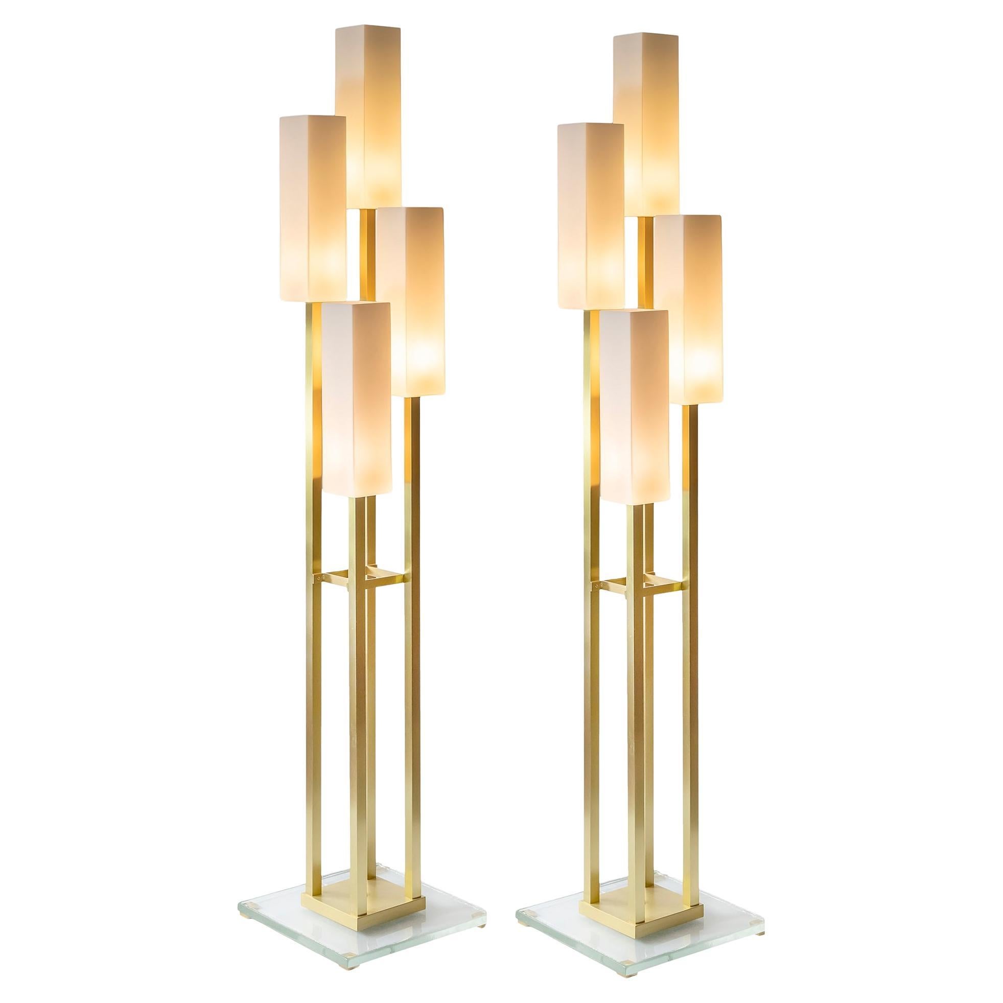 Coppia di lampade da terra italiane in vetro e ottone