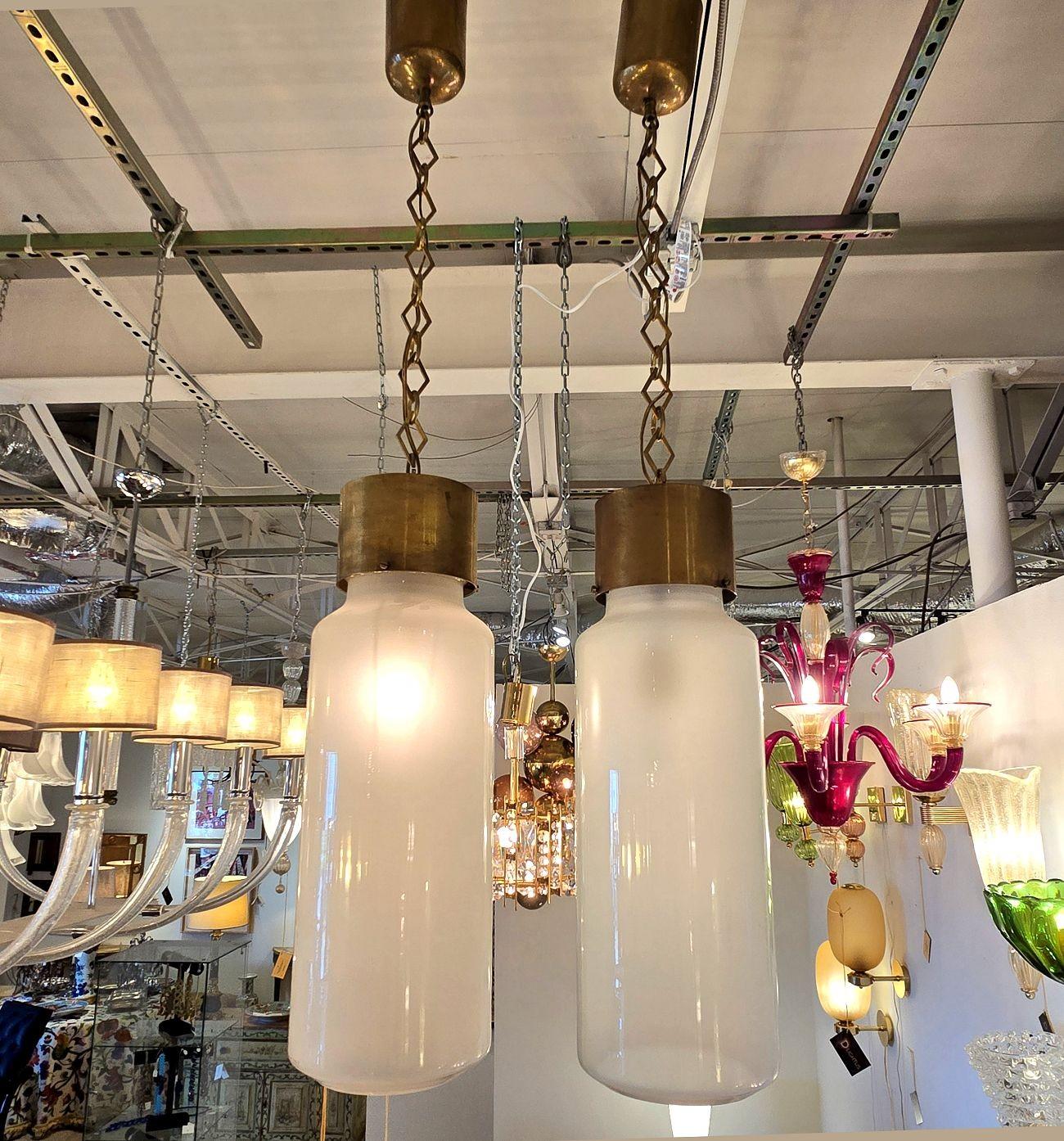 Mid-Century moderno Coppia di pendenti italiani in ottone e vetro anni '60 in vendita