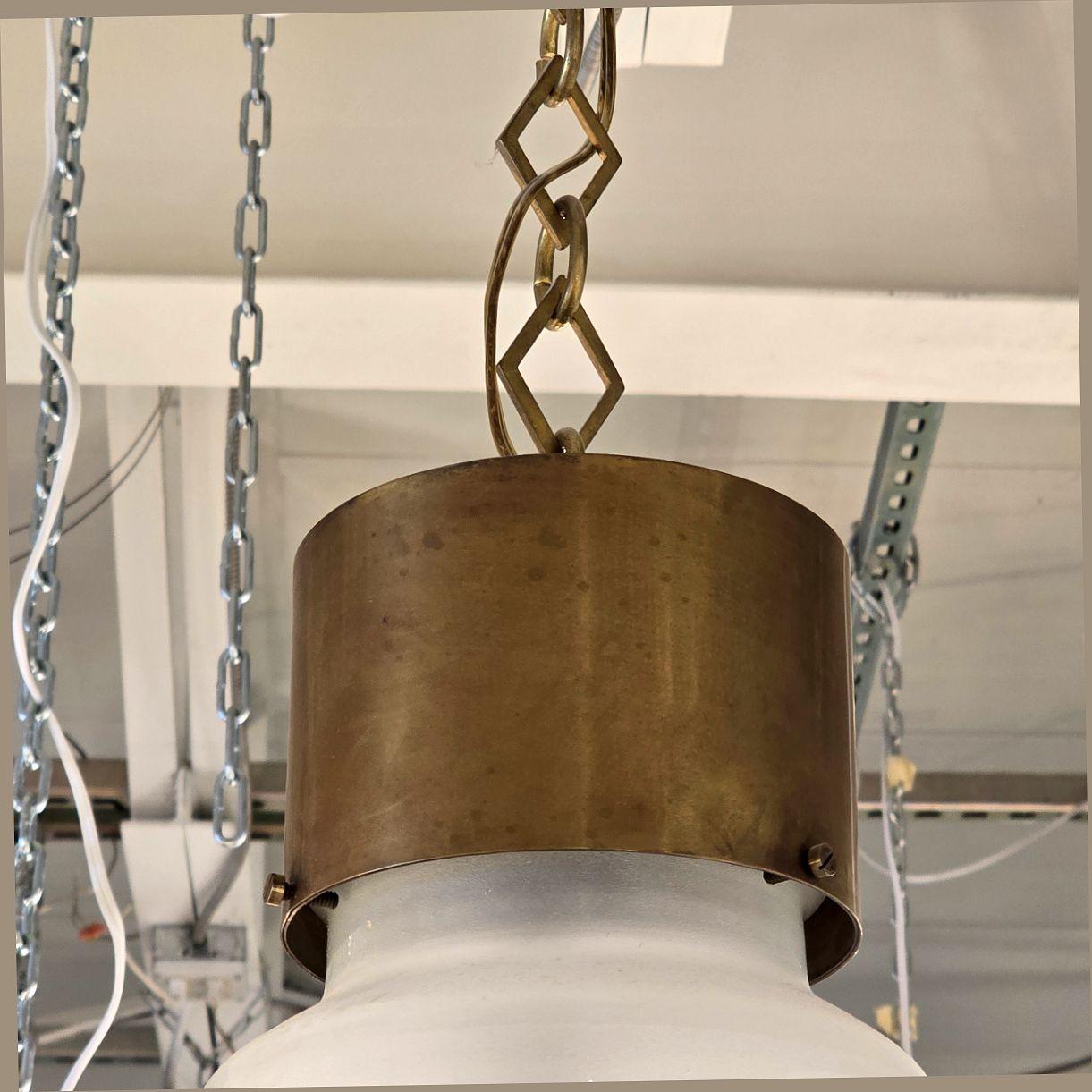 Ottone Coppia di pendenti italiani in ottone e vetro anni '60 in vendita