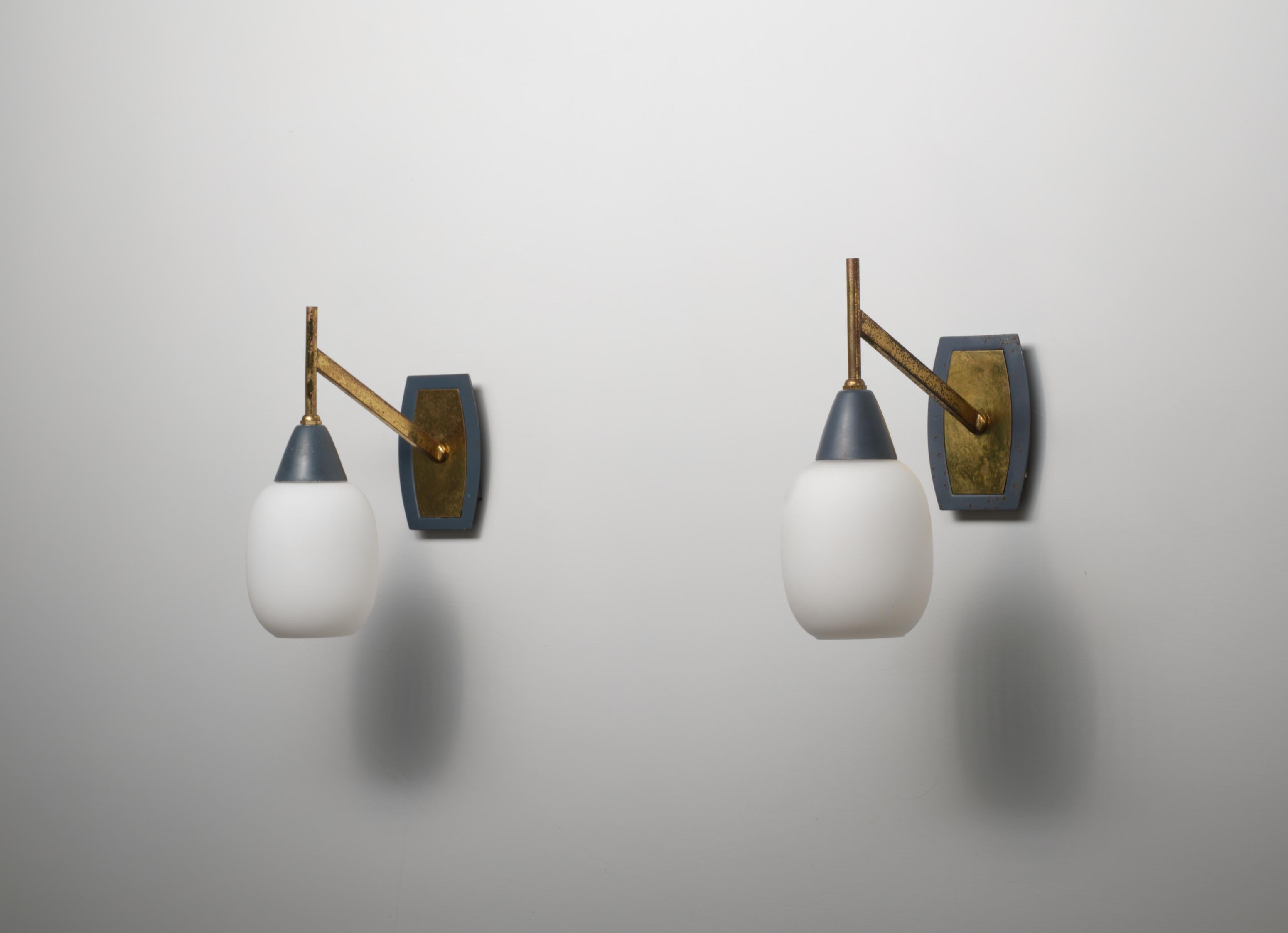 Paar italienische Wandleuchter aus Messing und grauem Lack mit Opalglasschirmen (Moderne der Mitte des Jahrhunderts) im Angebot