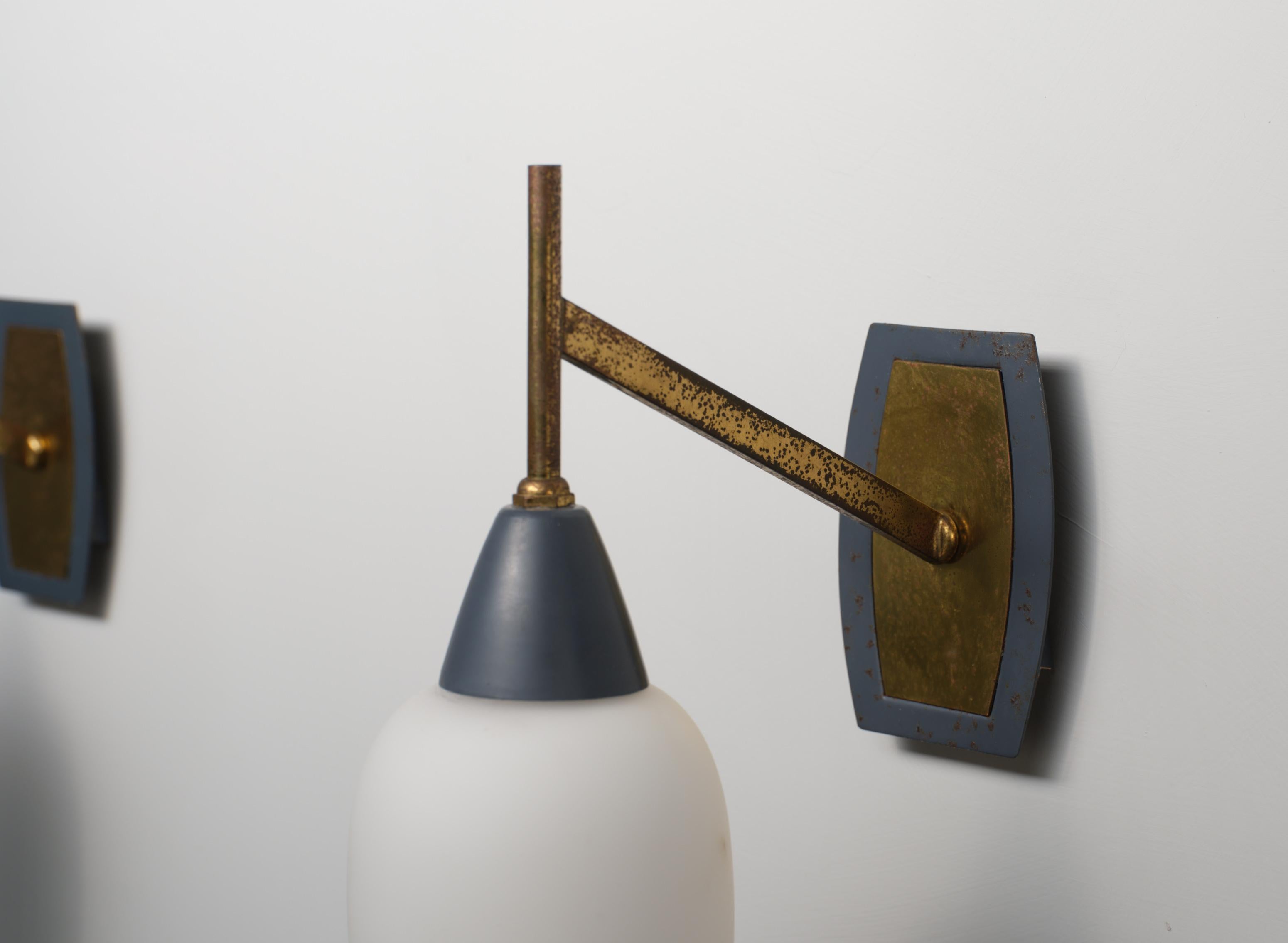 Paar italienische Wandleuchter aus Messing und grauem Lack mit Opalglasschirmen (Metall) im Angebot
