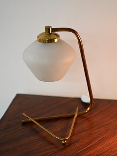 Coppia di lampade da tavolo italiane in ottone e vetro opalino di Stilnovo, Italia, anni '50