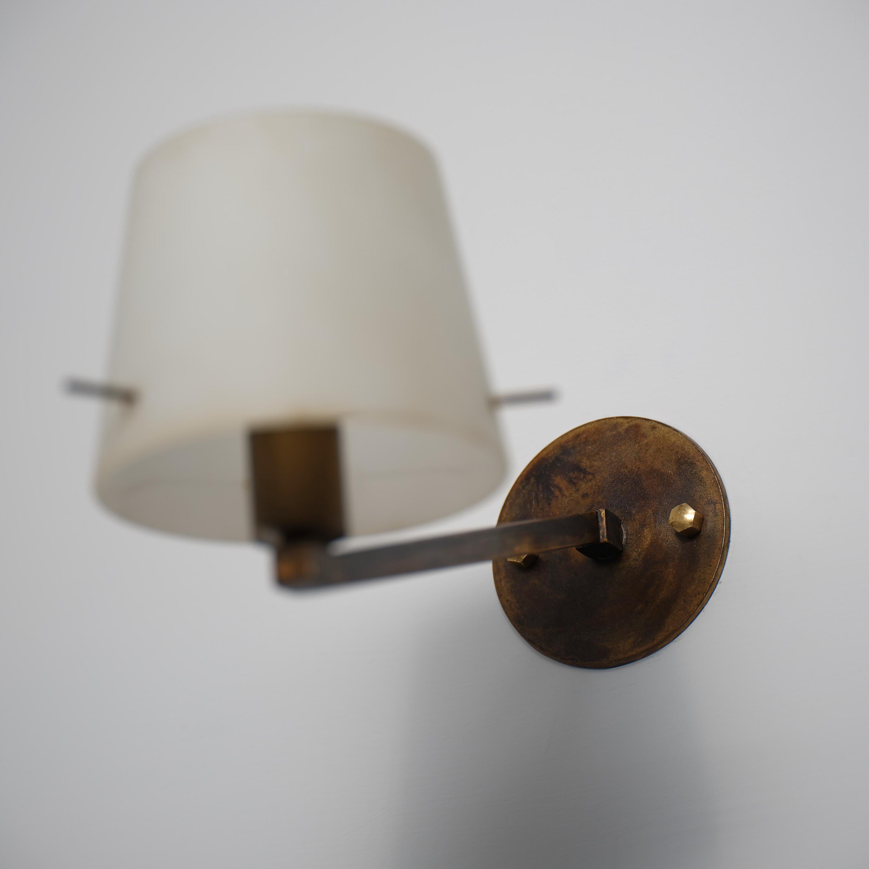 Mid-Century Modern Paire d'appliques murales italiennes en laiton et verre opalin, années 1950 en vente