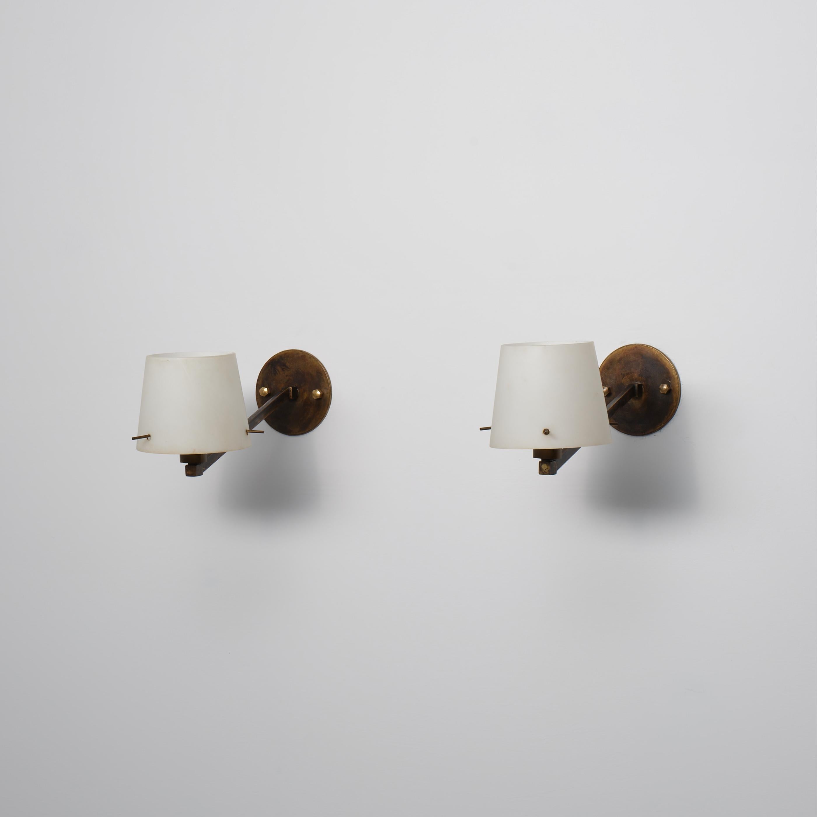 Paire d'appliques murales italiennes en laiton et verre opalin, années 1950 en vente 1