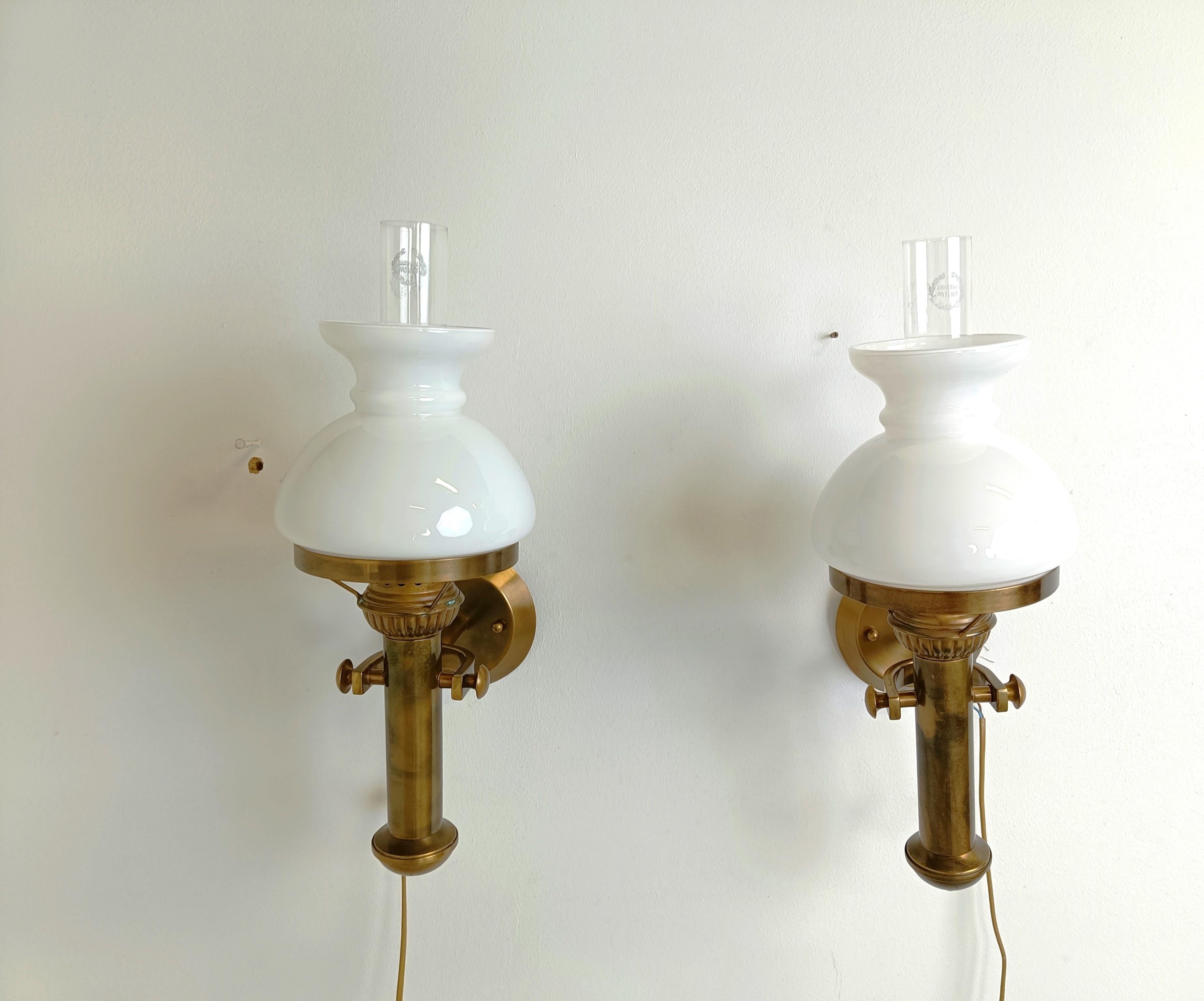 Very charming pair of brass, crystal and opaline wall sconces made in Italy.

Good condition

Work with regular E14 light bulbs. 

1960s - Italy

Dimension:
Height: 48cm/18.89