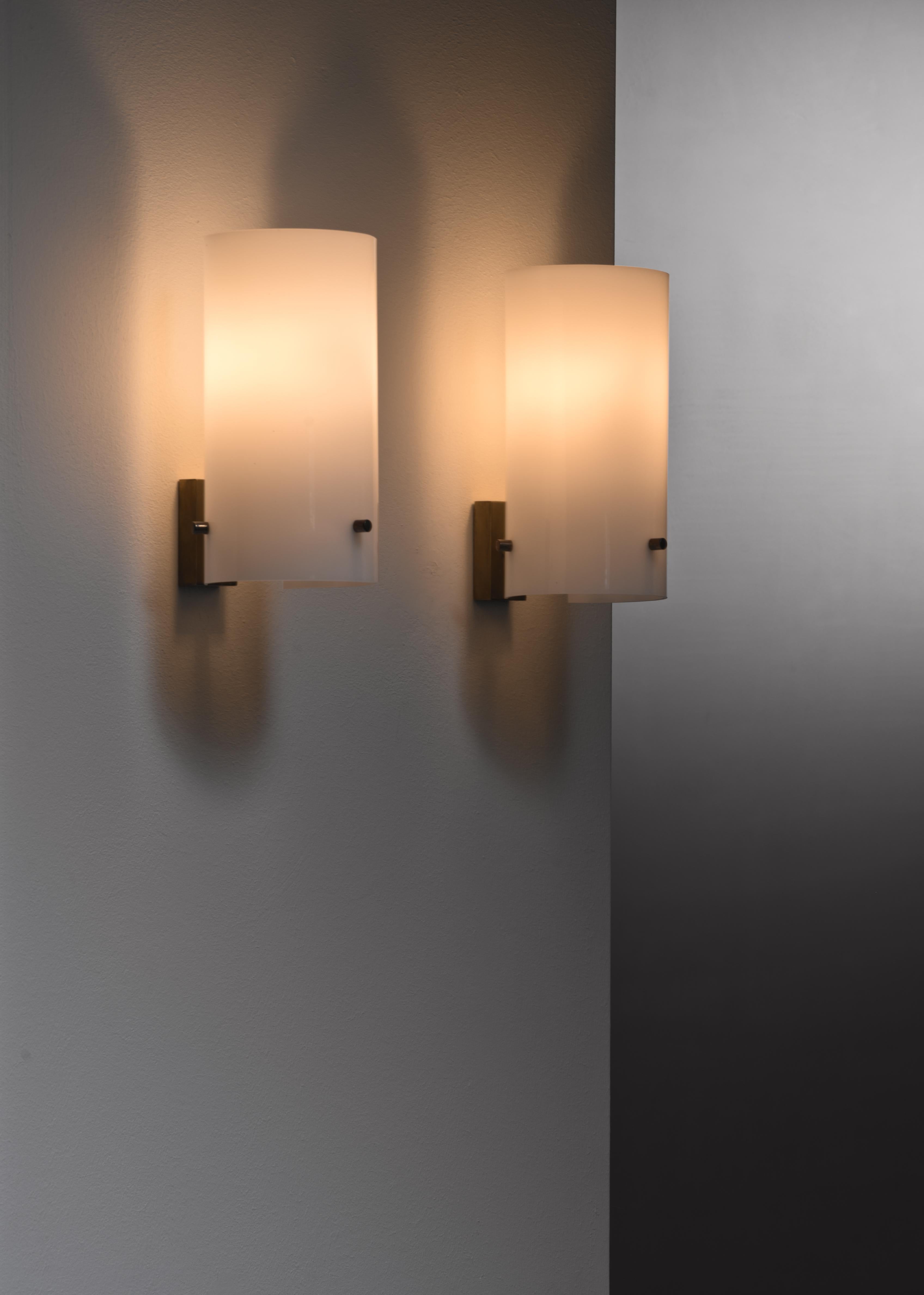 Mid-Century Modern Pair of Italian Brass and Plexiglass Wall Sconces, 1960s For Sale