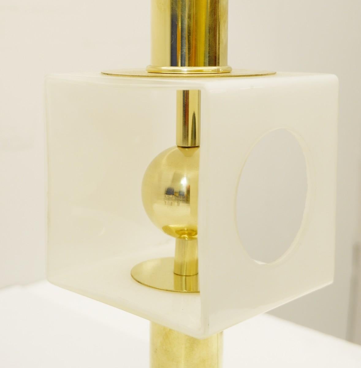 Pair of Italian Brass and White Glass Cubes Table Lamps In Good Condition For Sale In Brussels, BE
