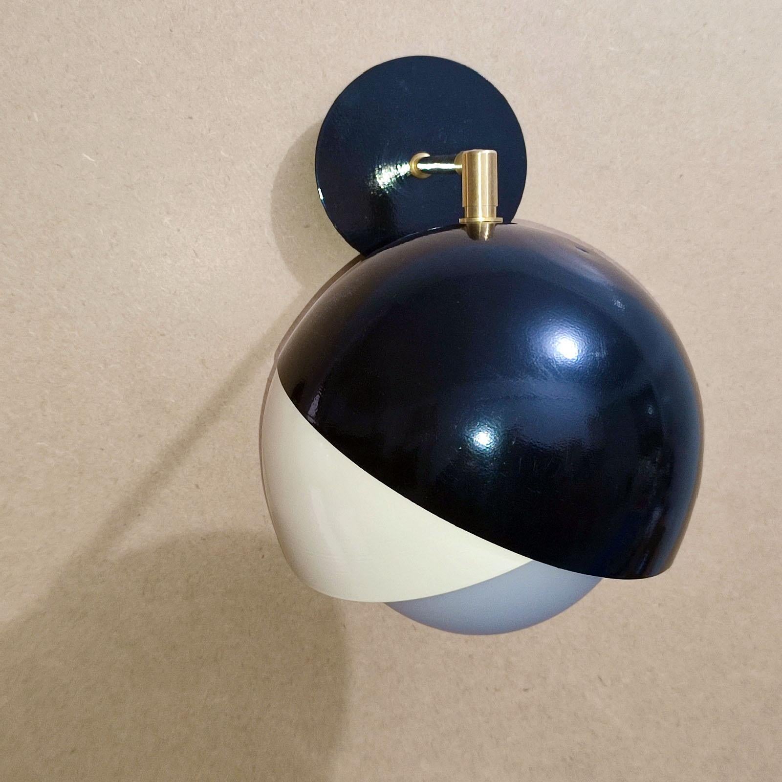 Pair of Italian Brass, Black Lacquer and Satin Glass Adjustable Wall Lights In Good Condition For Sale In Bochum, NRW