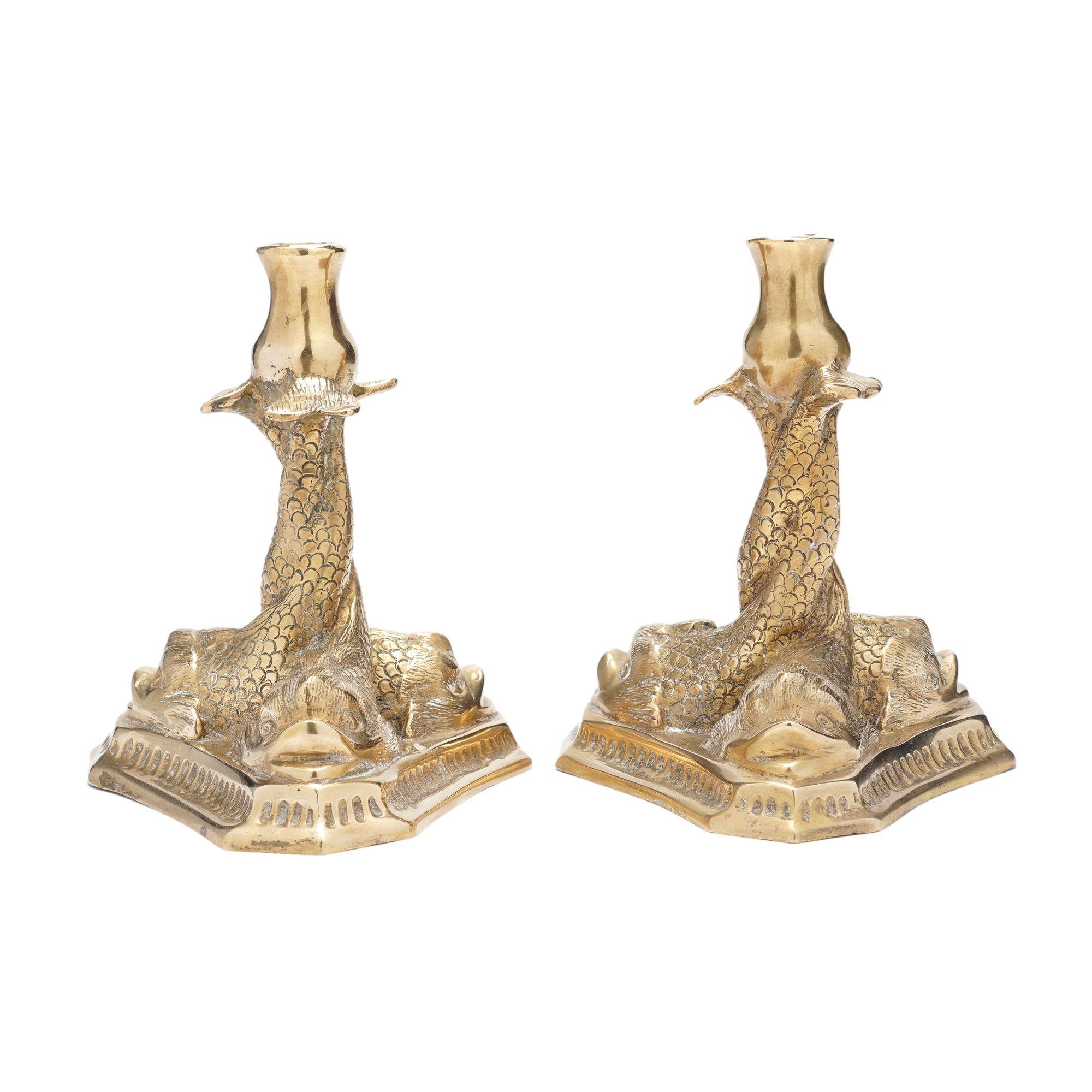 Italiano Coppia di candelieri italiani in ottone con tre pesci intrecciati, 1880-1900 ca. in vendita