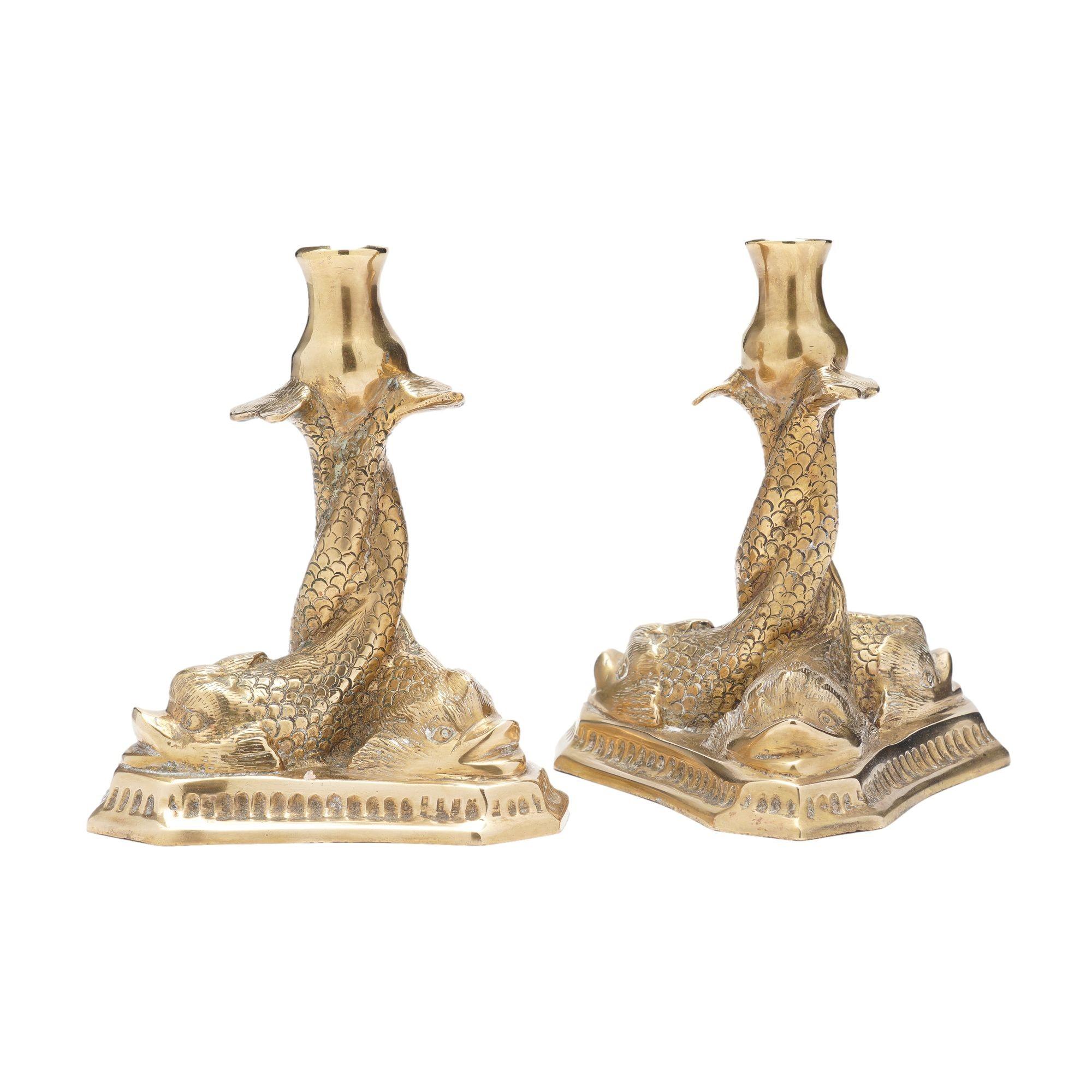 Coppia di candelieri italiani in ottone con tre pesci intrecciati, 1880-1900 ca. In condizioni buone in vendita a Kenilworth, IL