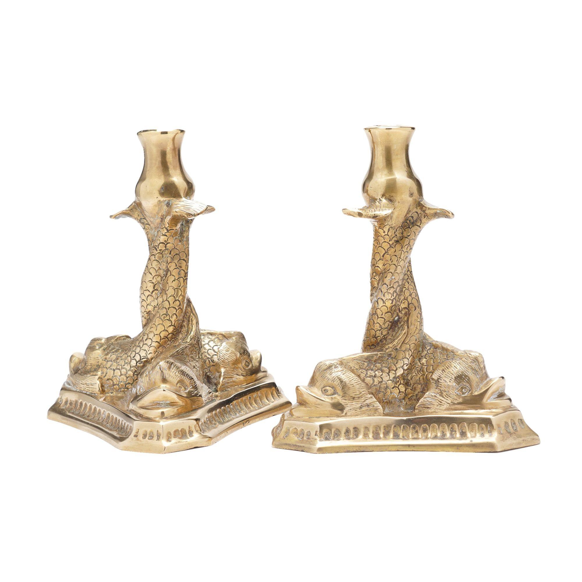 XIX secolo Coppia di candelieri italiani in ottone con tre pesci intrecciati, 1880-1900 ca. in vendita