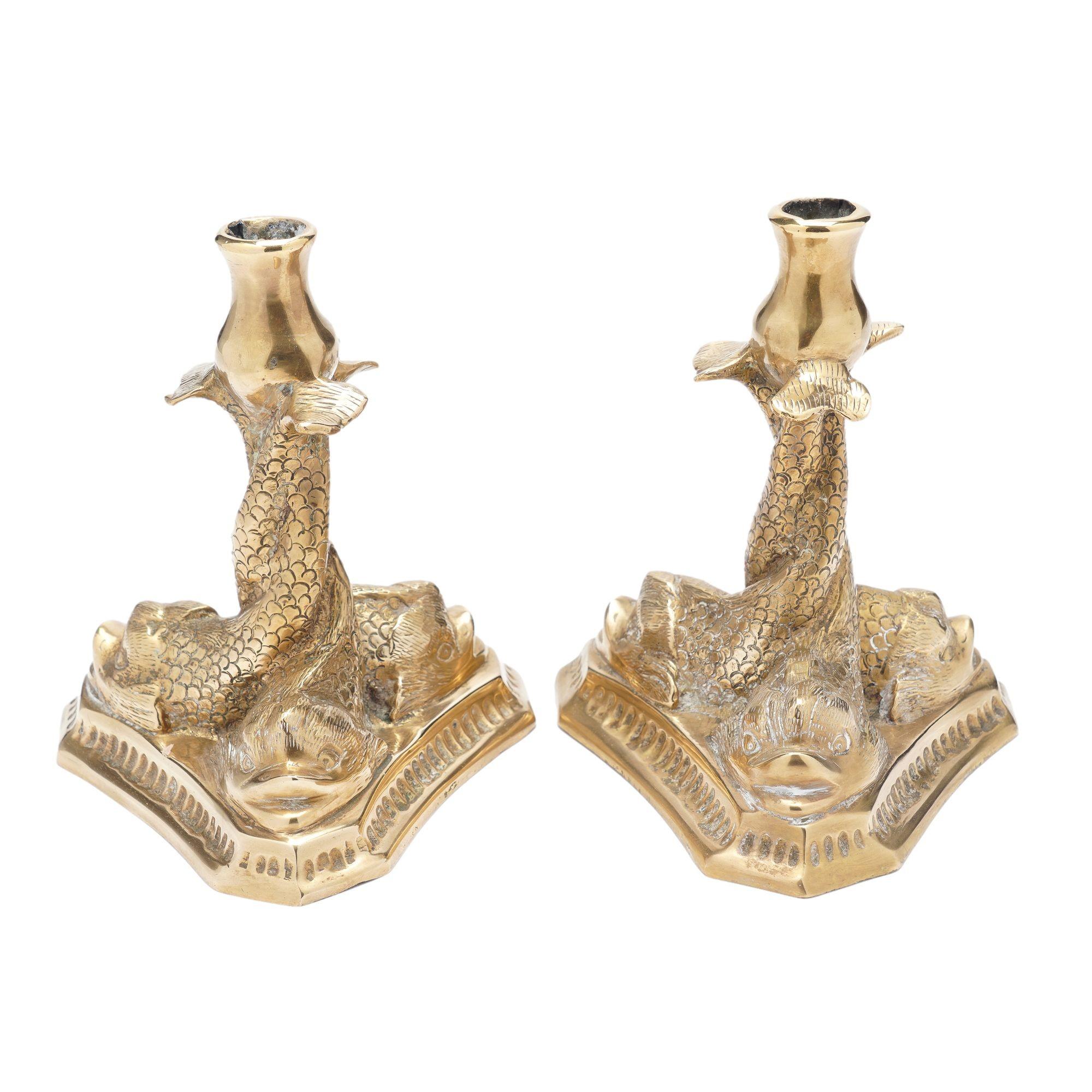 Ottone Coppia di candelieri italiani in ottone con tre pesci intrecciati, 1880-1900 ca. in vendita