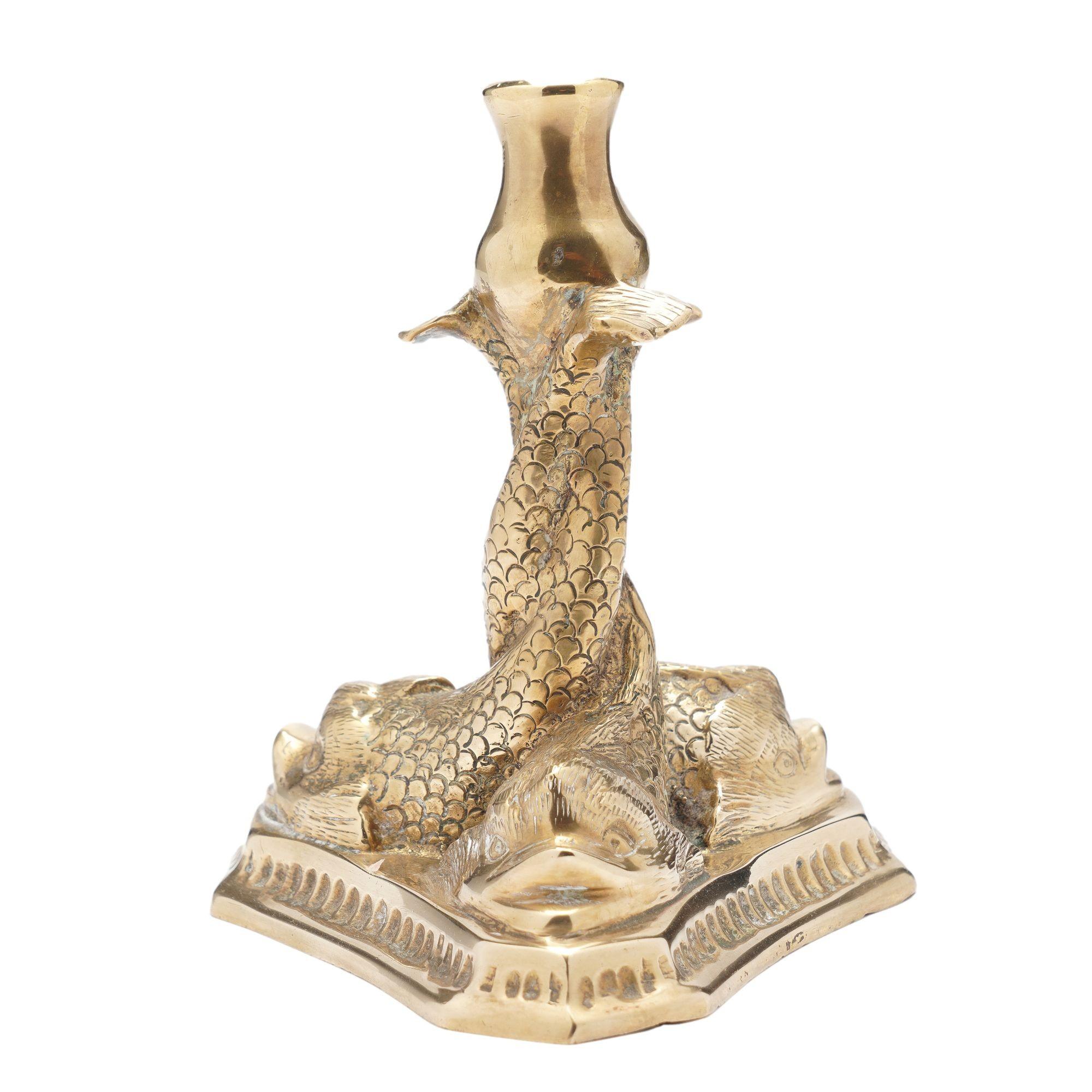 Coppia di candelieri italiani in ottone con tre pesci intrecciati, 1880-1900 ca. in vendita 1