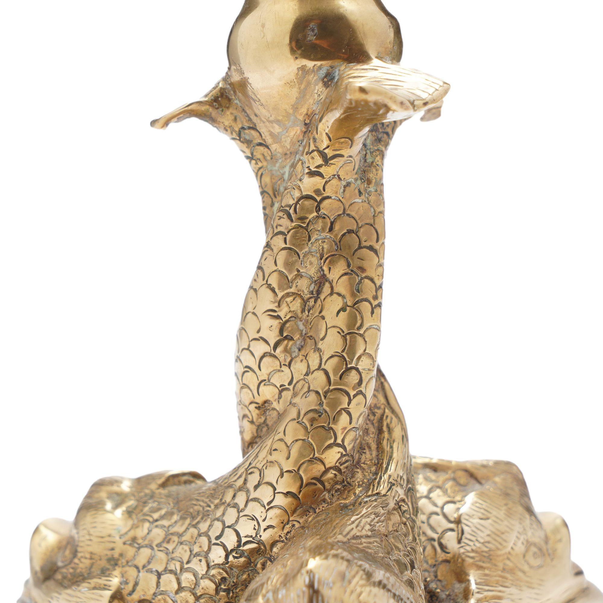 Coppia di candelieri italiani in ottone con tre pesci intrecciati, 1880-1900 ca. in vendita 2