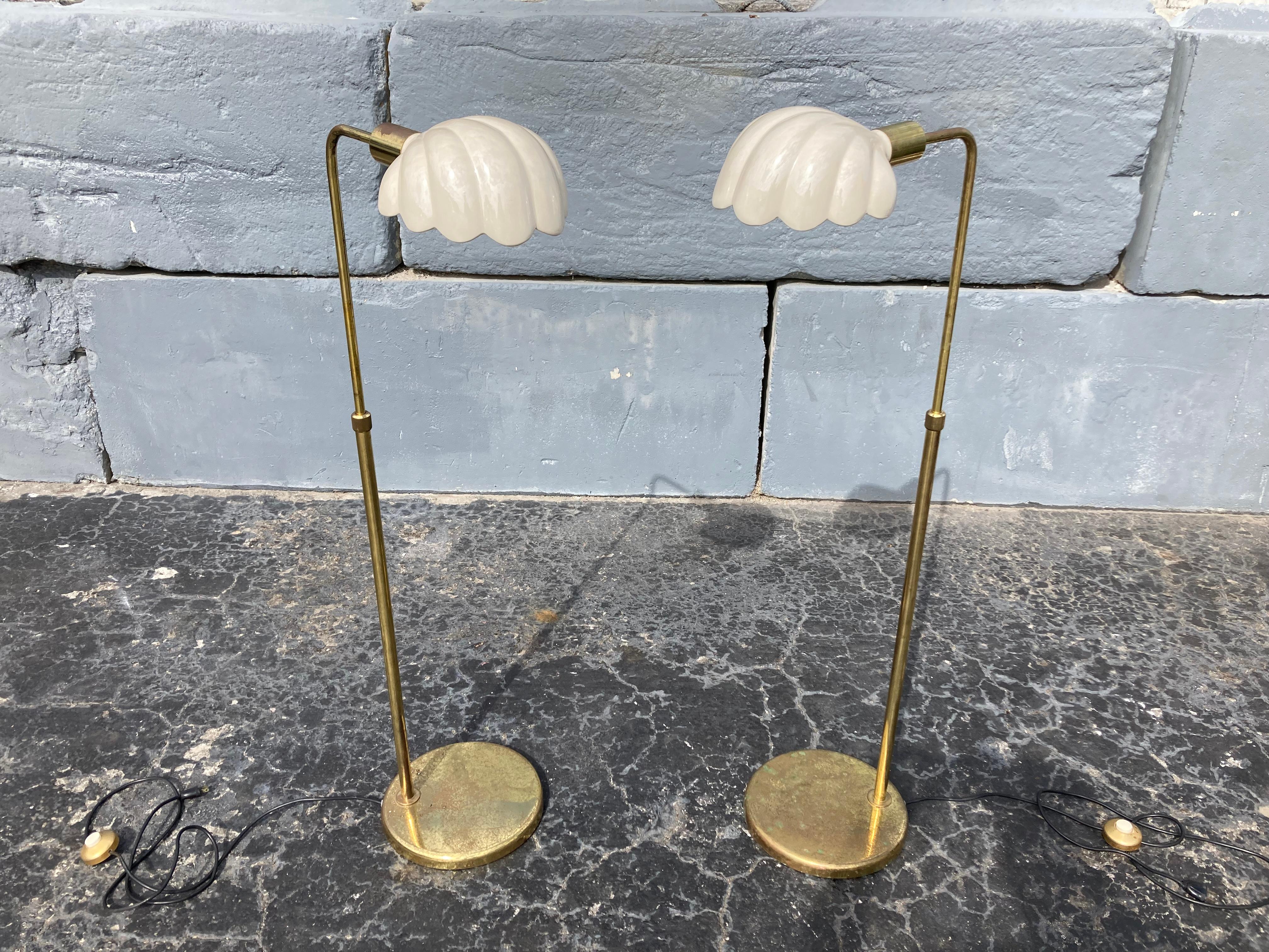 Mid-Century Modern Pair of Italian Brass Ceramic Scallop Shell Shade Reading Floor Lamps, 1970s