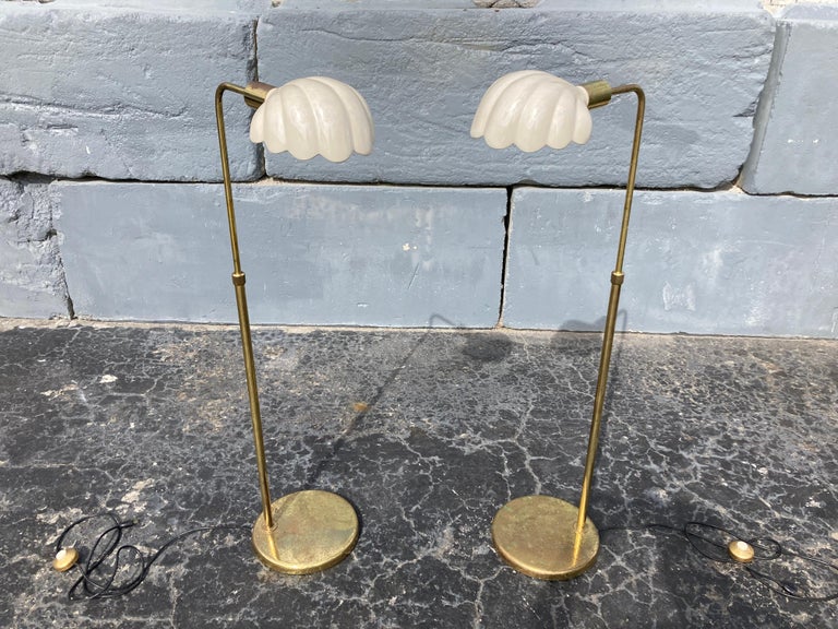 Mid-Century Modern Pair of Italian Brass Ceramic Scallop Shell Shade Reading Floor Lamps, 1970s For Sale