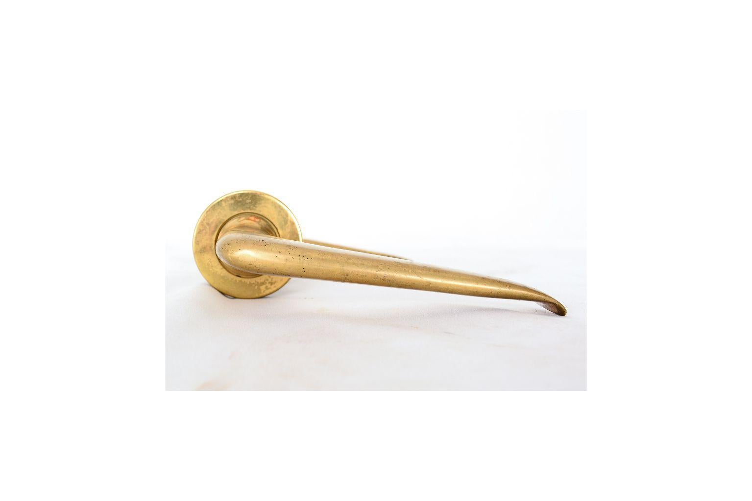 For your consideration: a pair of solid brass door pull handles in a sculptural shape by Gio Ponti.

Beautiful design with clean modern lines. Italy, Mid-Century Modern.

The clever design secures the handle into the frame of the door with three
