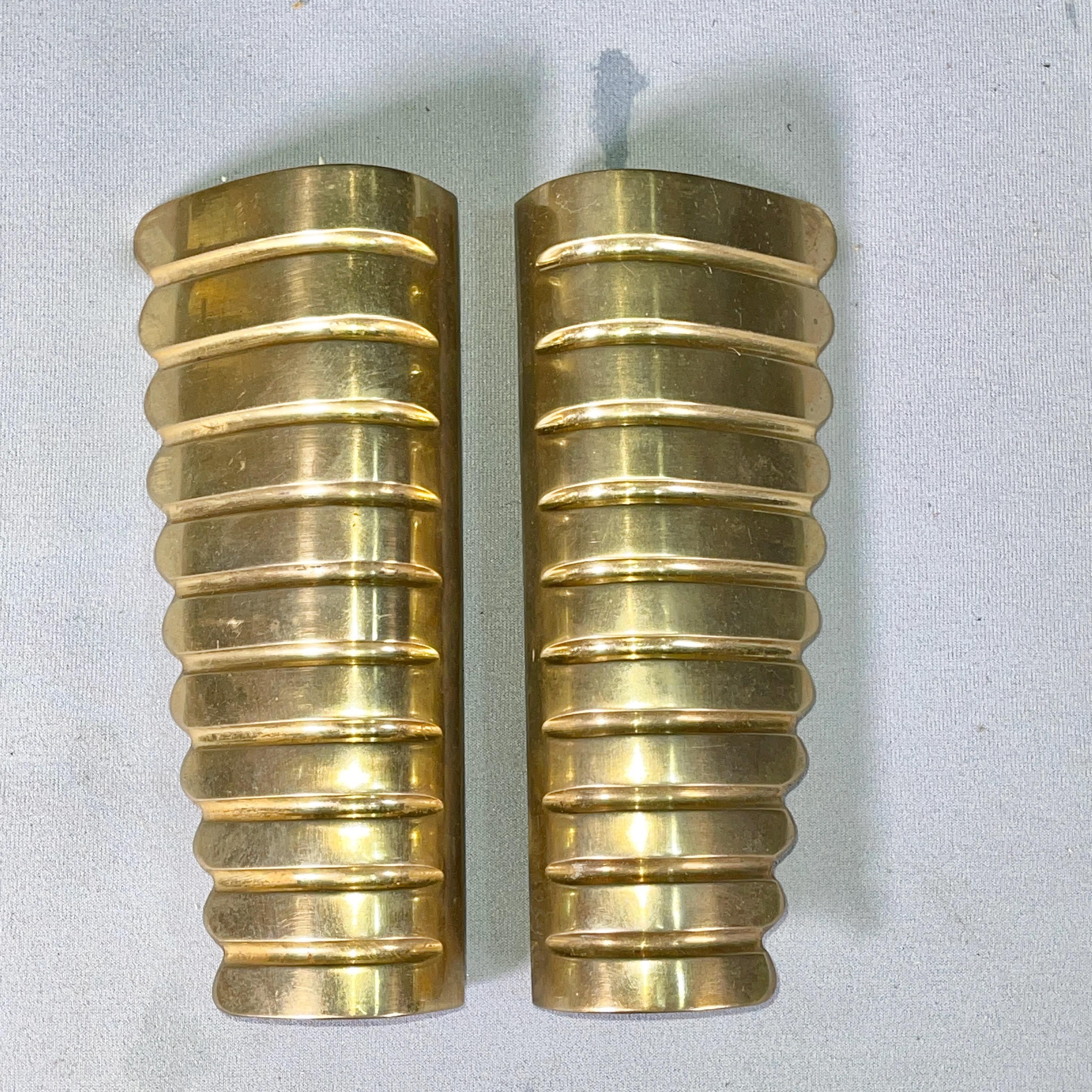 Paire de poignées de porte stylisées en laiton italien des années 1950, en forme d'ailes abstraites. New Old Stock.