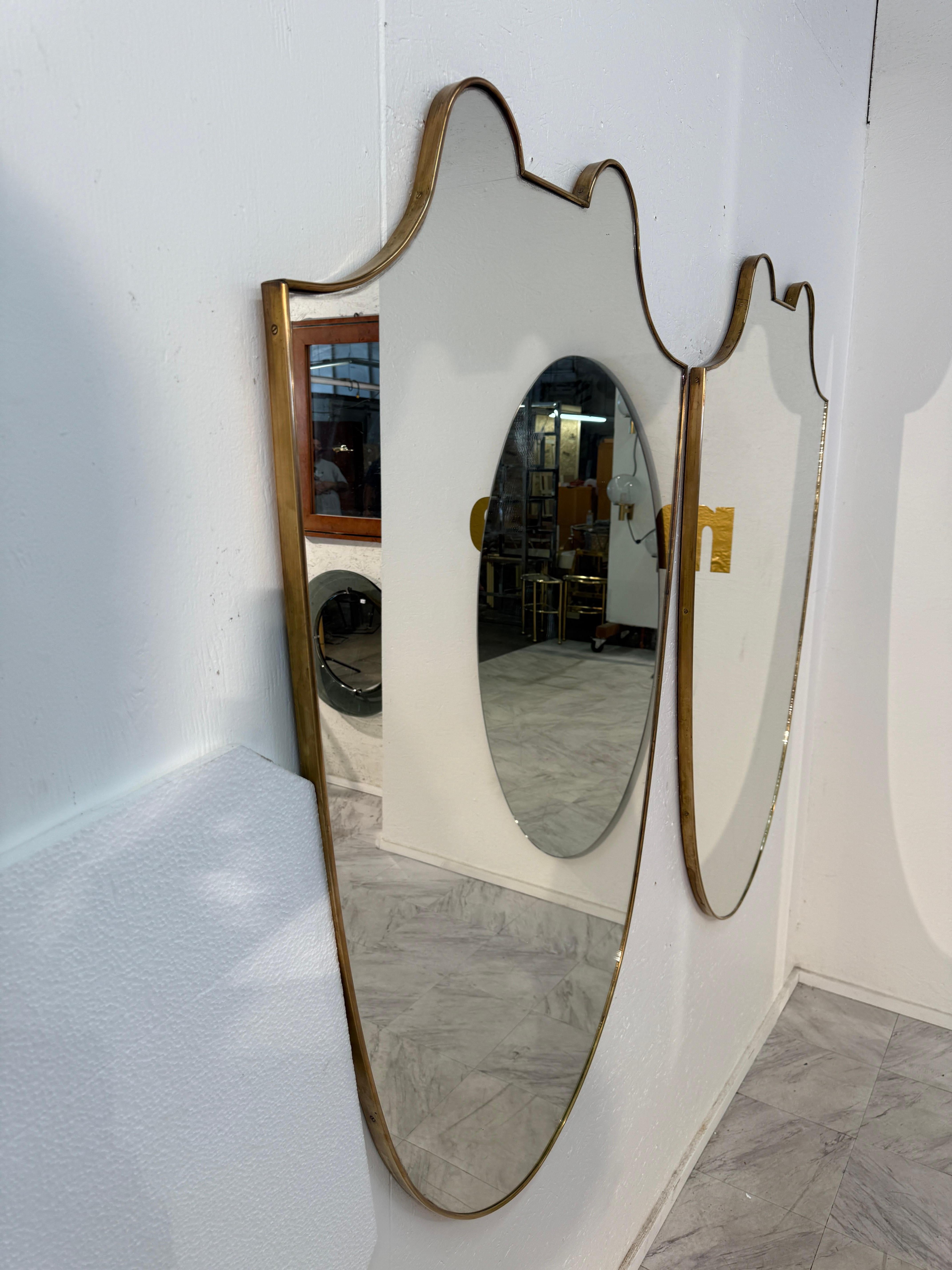 Italiano Coppia di specchi da parete italiani con cornice in ottone a forma di scudo, anni '50 in vendita