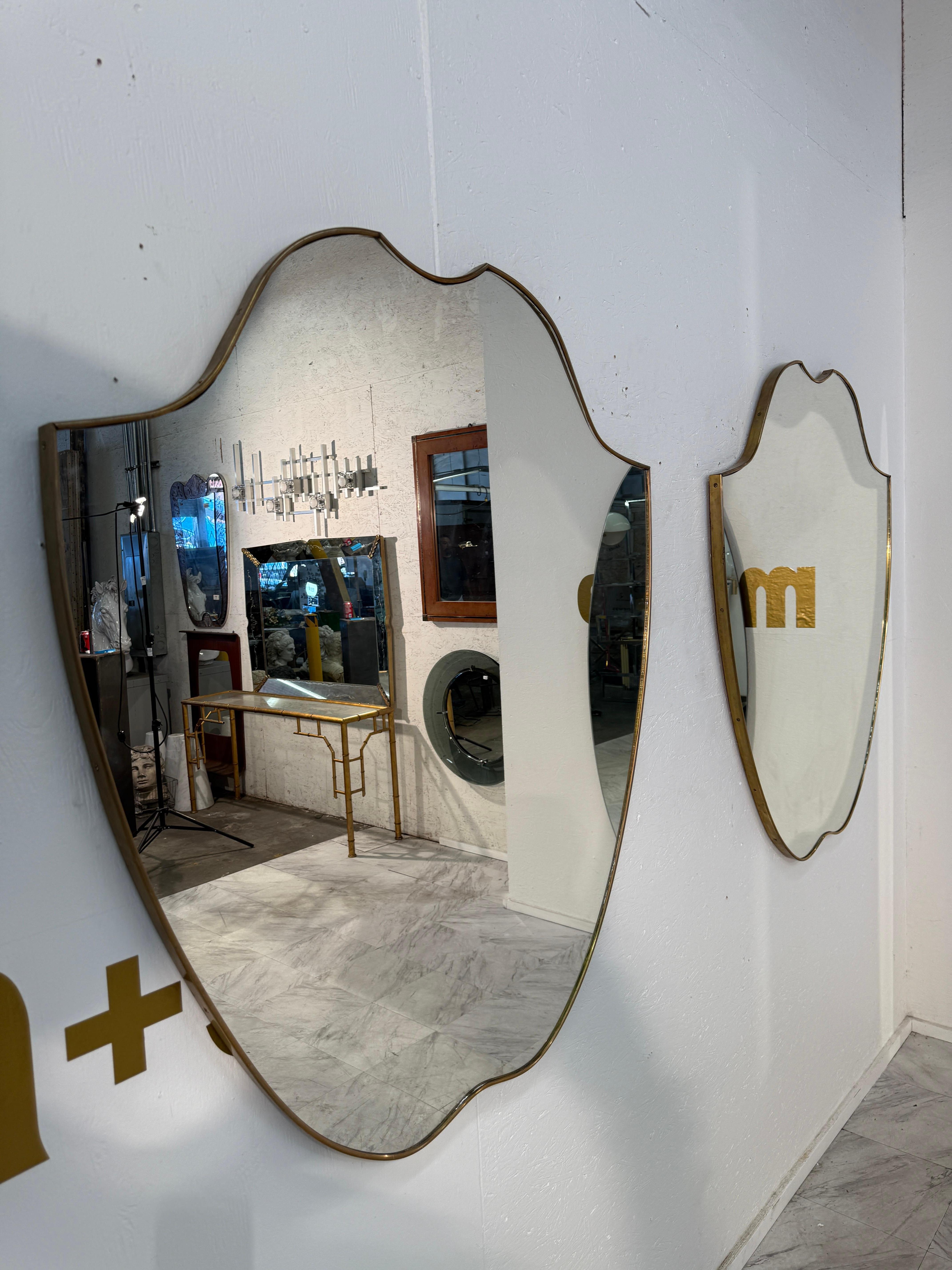 Coppia di specchi da parete italiani con cornice in ottone a forma di scudo, anni '50 In condizioni buone in vendita a Los Angeles, CA