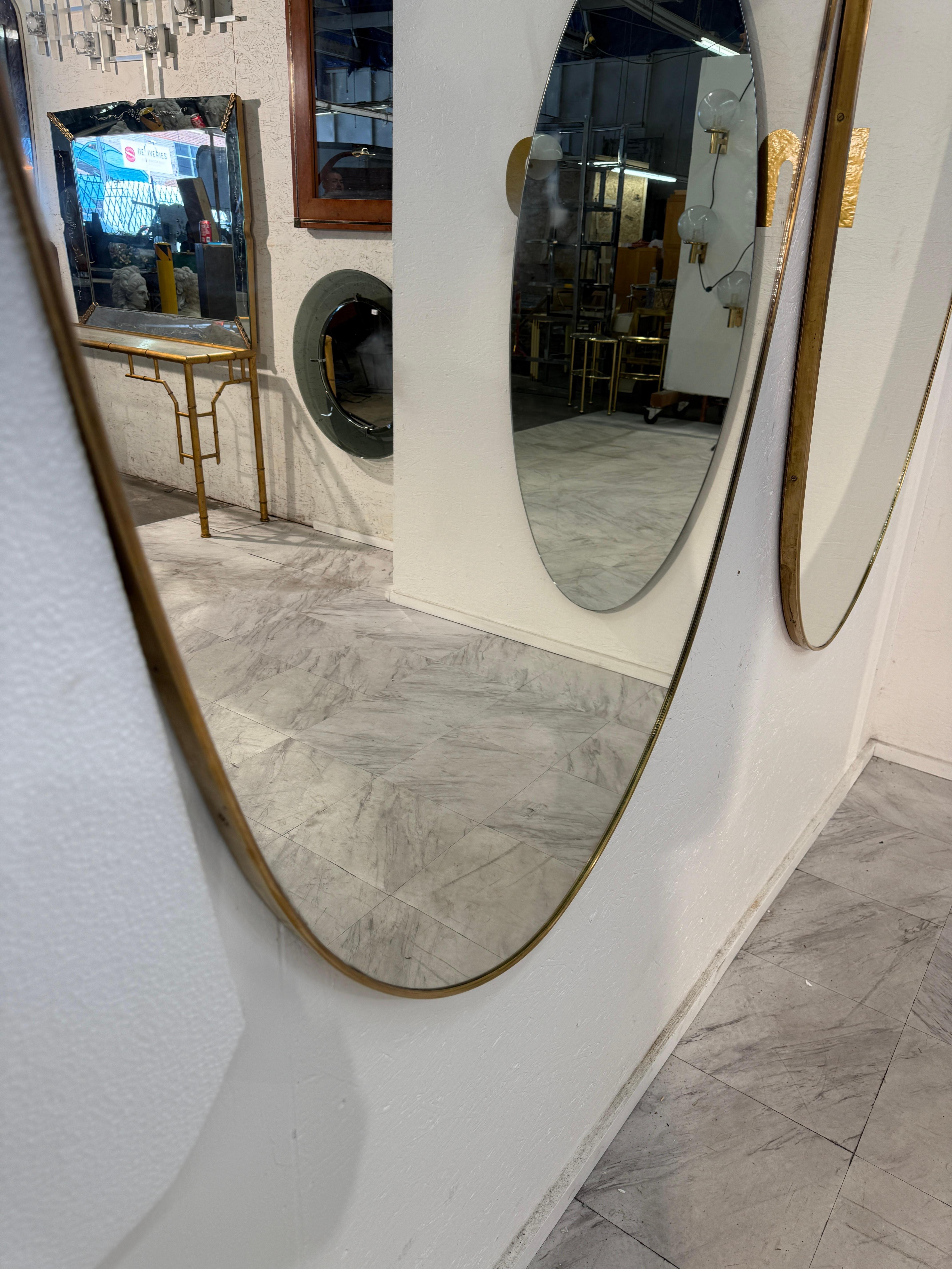 Coppia di specchi da parete italiani con cornice in ottone a forma di scudo, anni '50 In condizioni buone in vendita a Los Angeles, CA