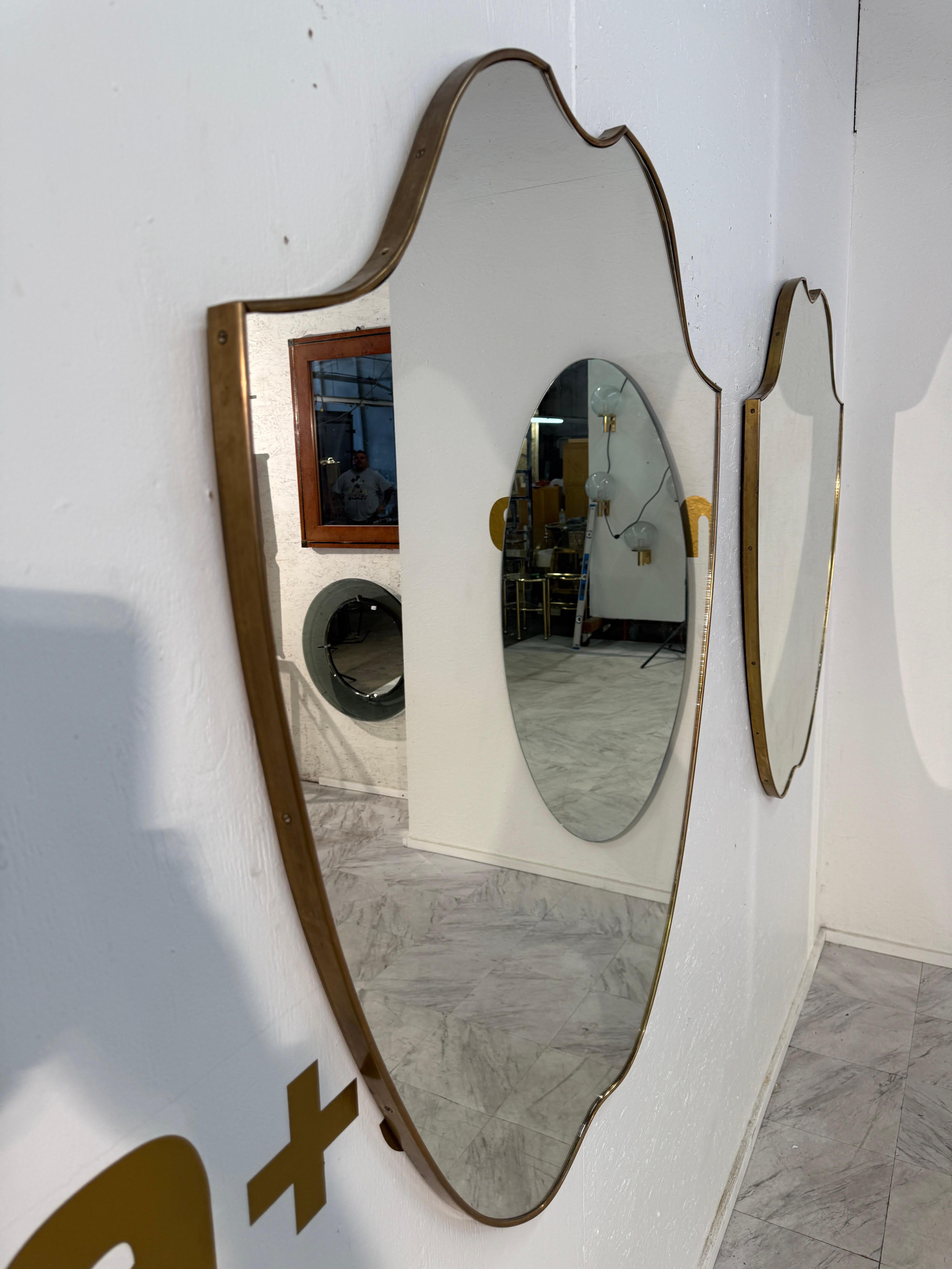Metà XX secolo Coppia di specchi da parete italiani con cornice in ottone a forma di scudo, anni '50 in vendita