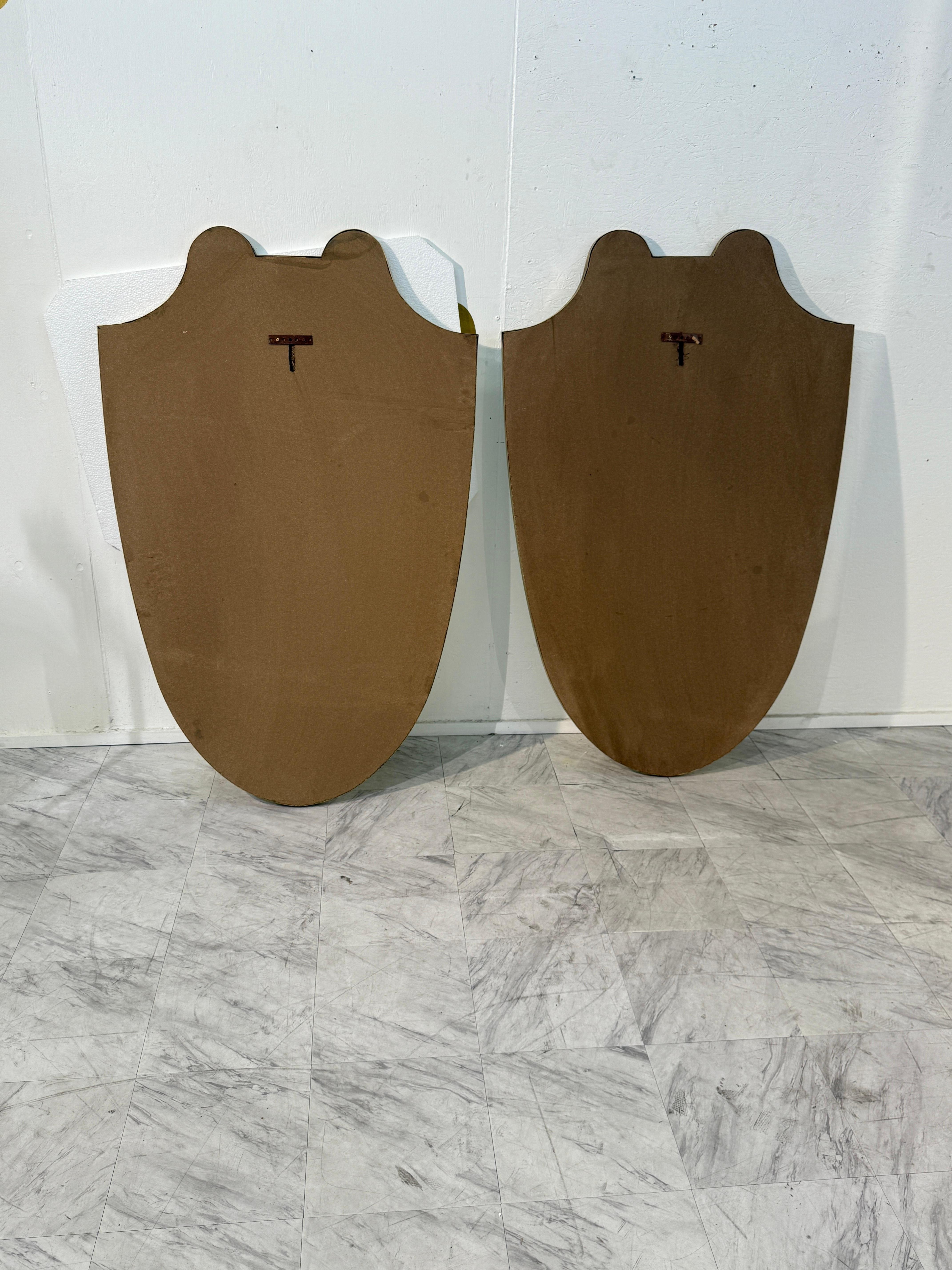 Metà XX secolo Coppia di specchi da parete italiani con cornice in ottone a forma di scudo, anni '50 in vendita