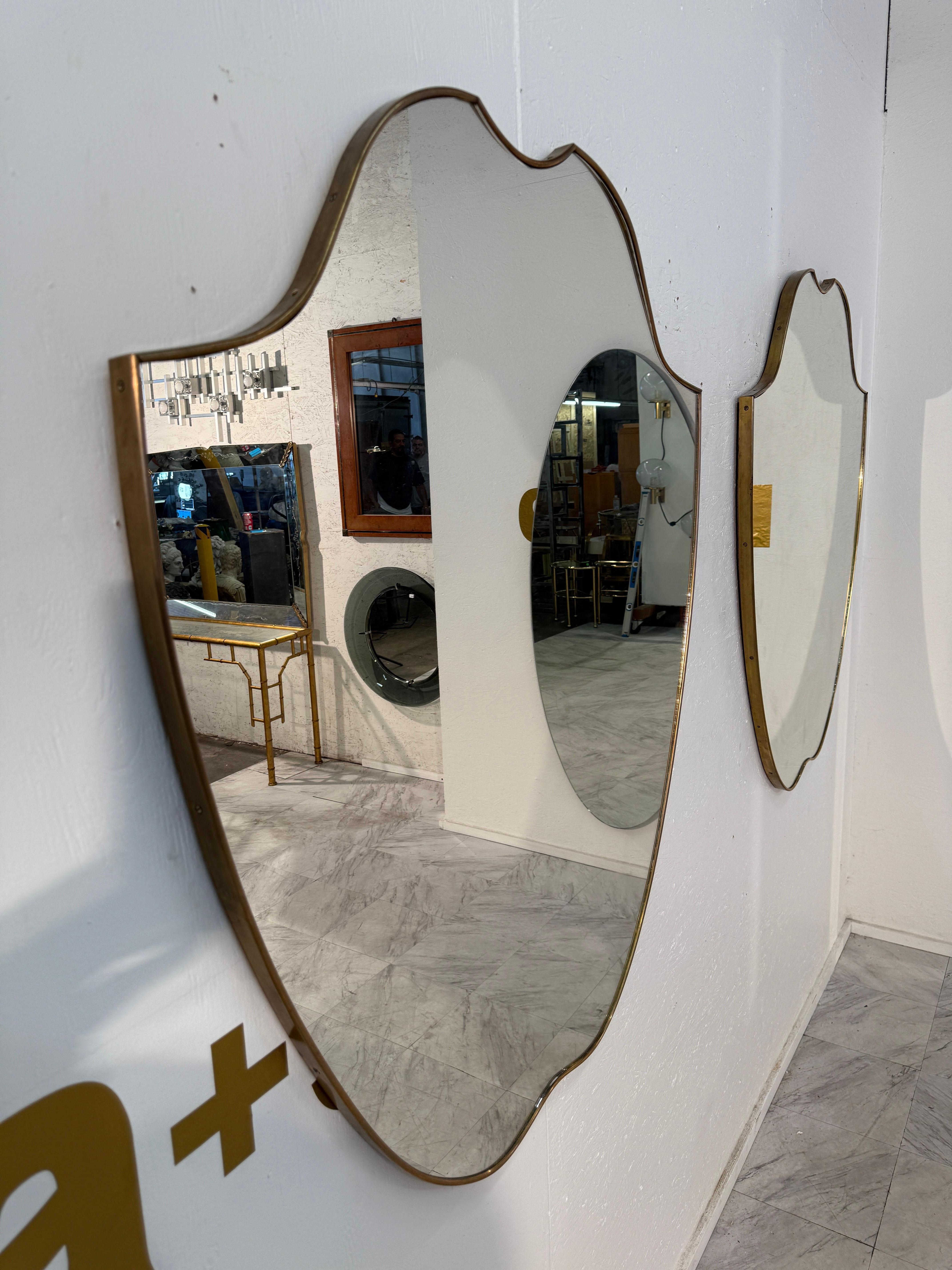 Coppia di specchi da parete italiani con cornice in ottone a forma di scudo, anni '50 in vendita 1