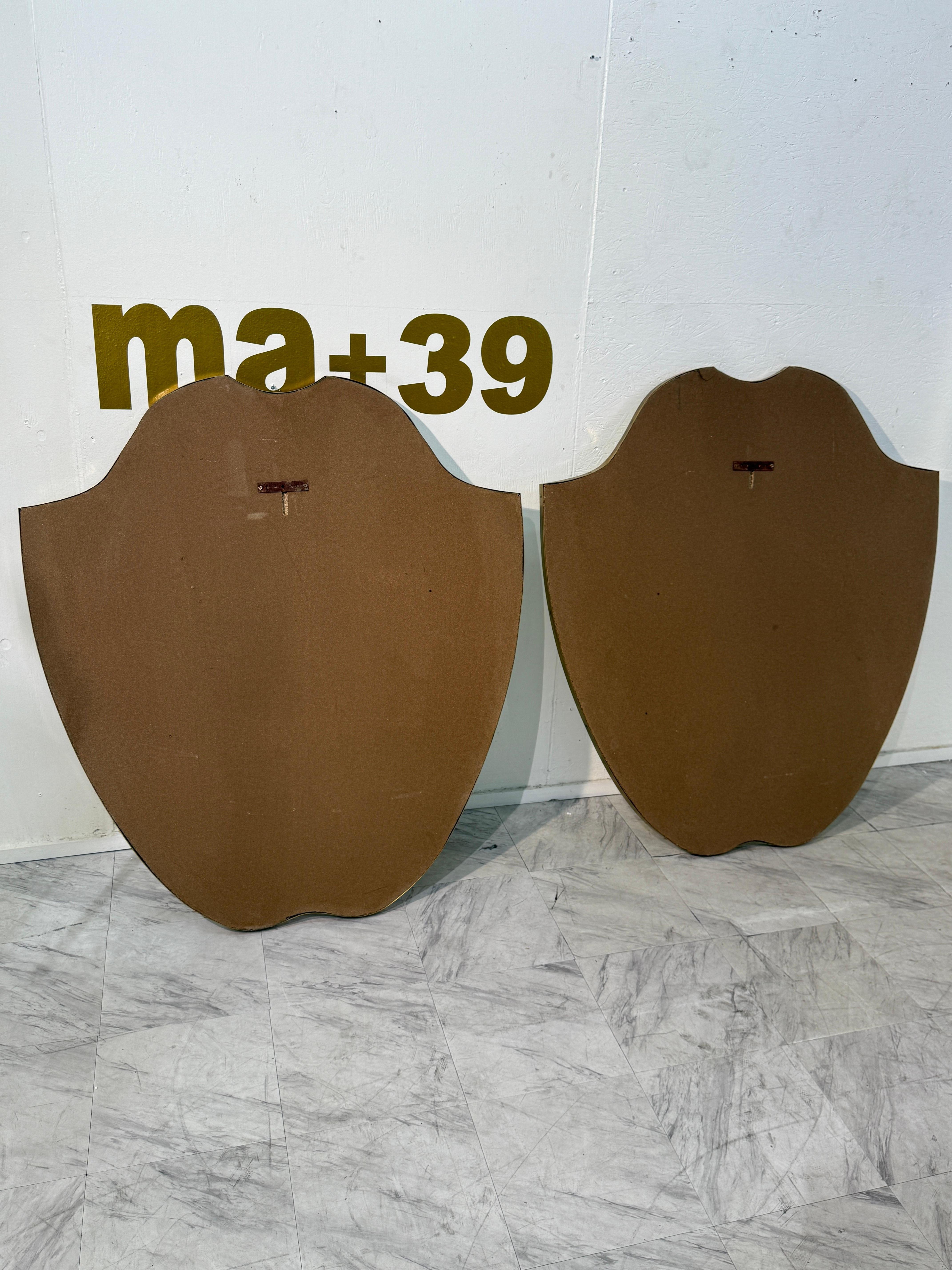 Coppia di specchi da parete italiani con cornice in ottone a forma di scudo, anni '50 in vendita 2