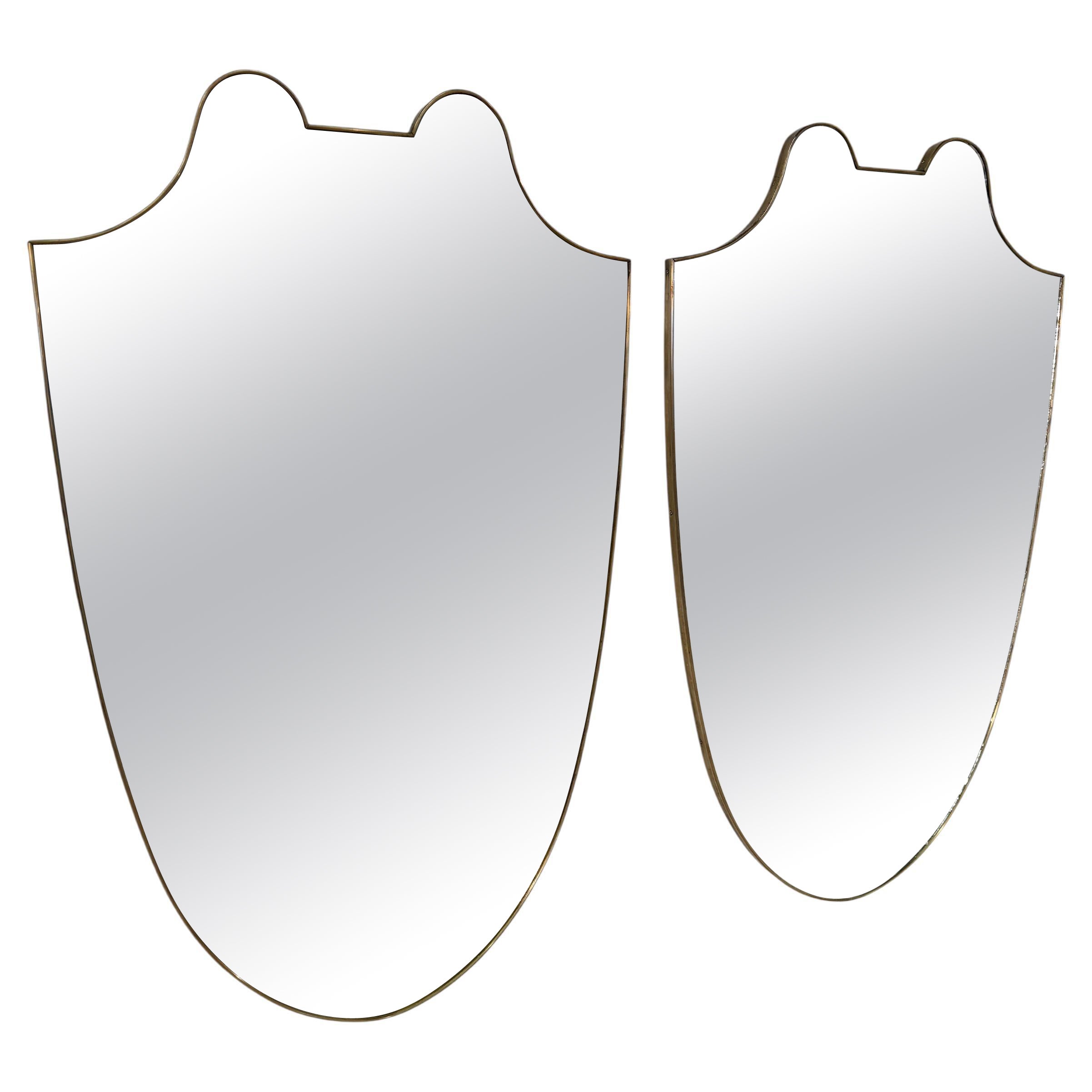 Coppia di specchi da parete italiani con cornice in ottone a forma di scudo, anni '50