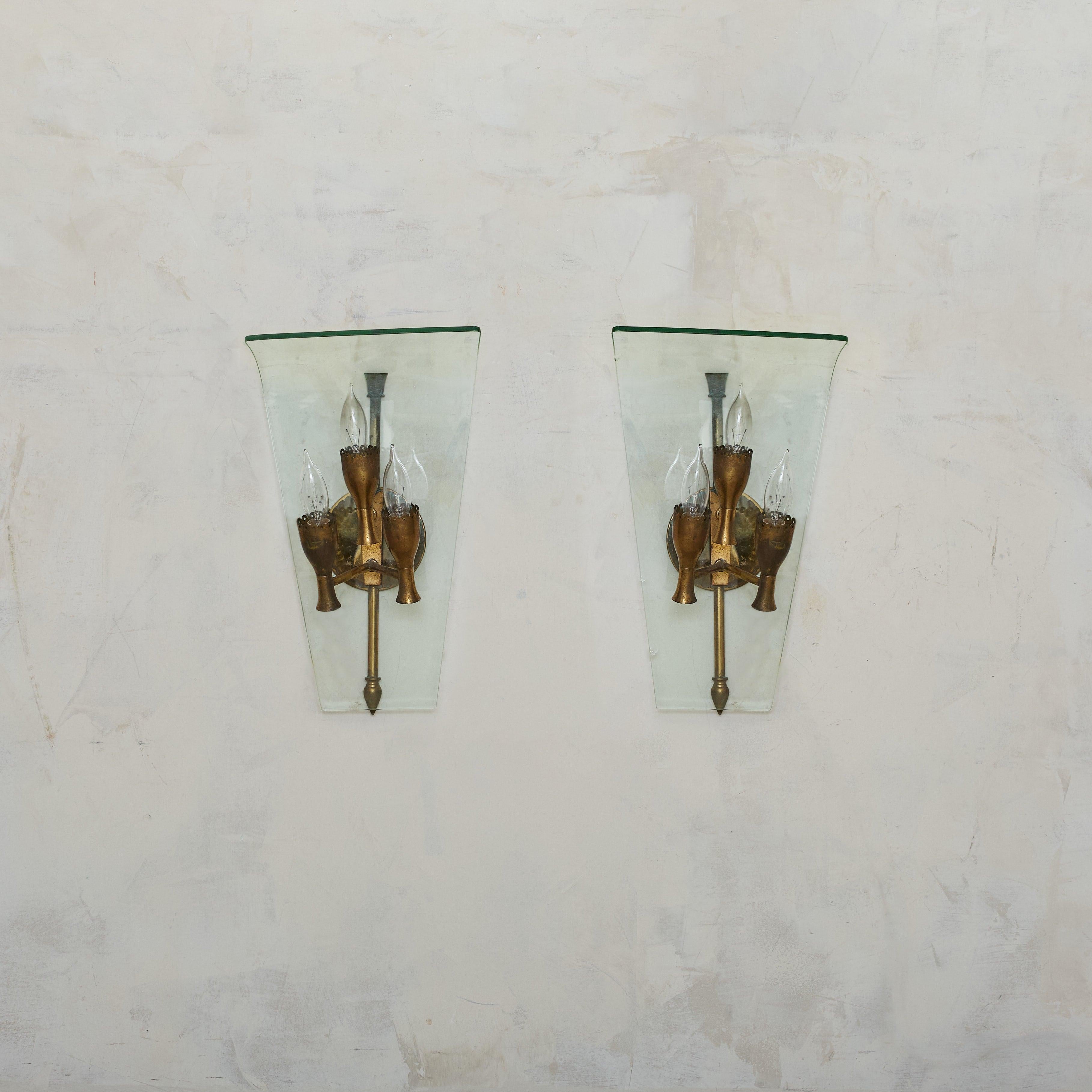 Mid-Century moderno Coppia di lampade a 3 prese in ottone e vetro attribuite a Fontana Arte, anni '40 in vendita