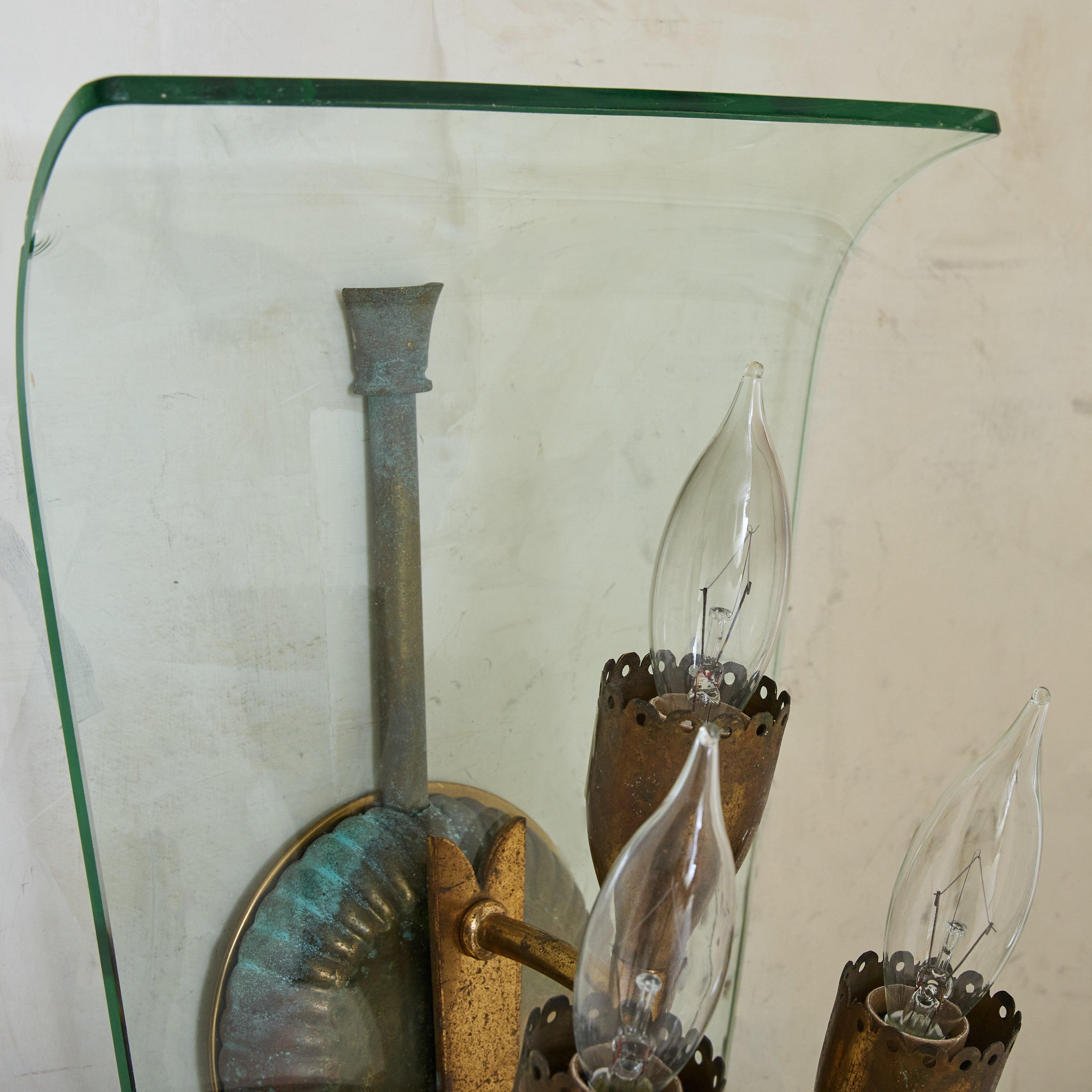 Italiano Coppia di lampade a 3 prese in ottone e vetro attribuite a Fontana Arte, anni '40 in vendita